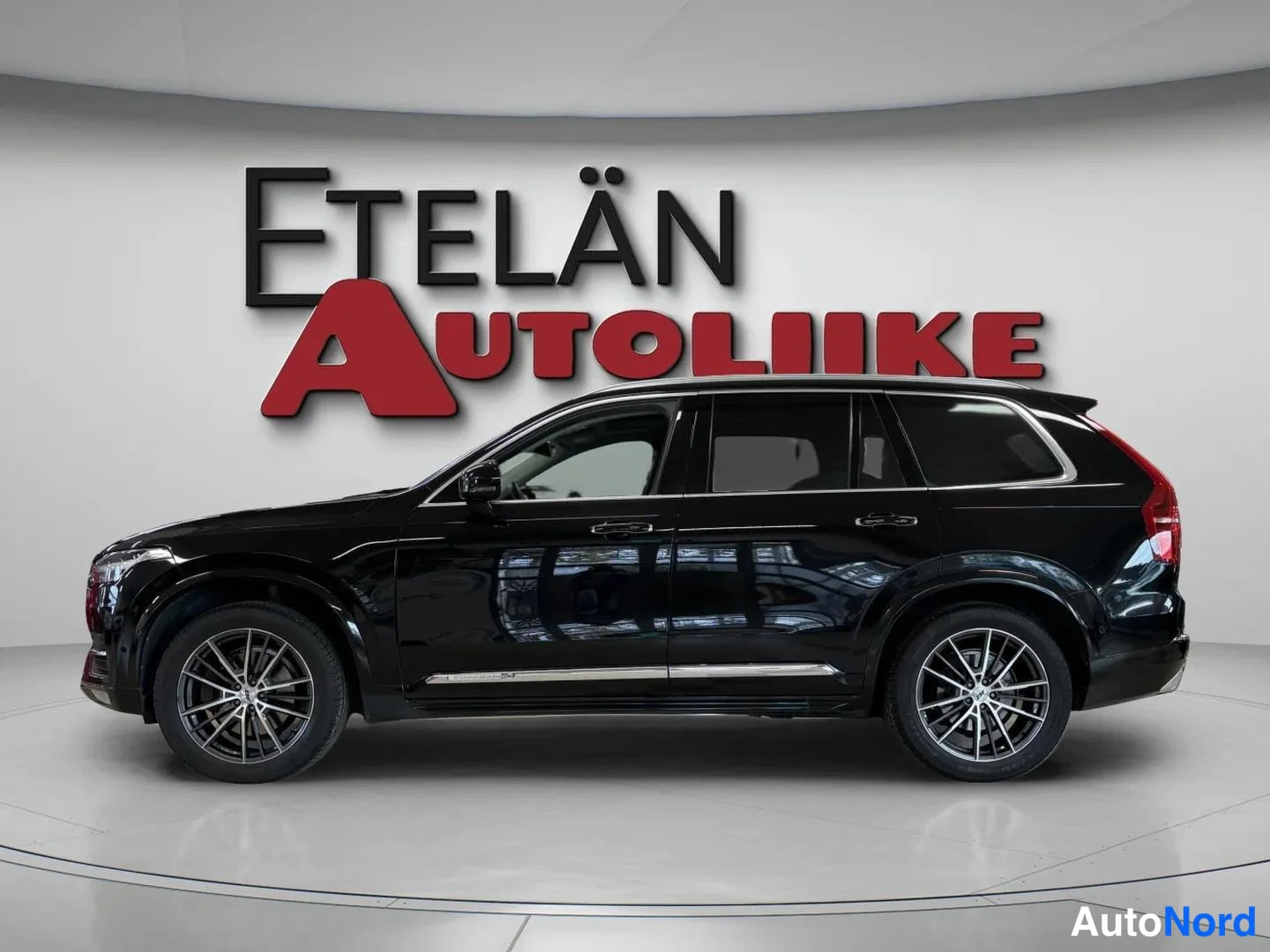 Musta Volvo XC90 2015, sivulta, kuva 4