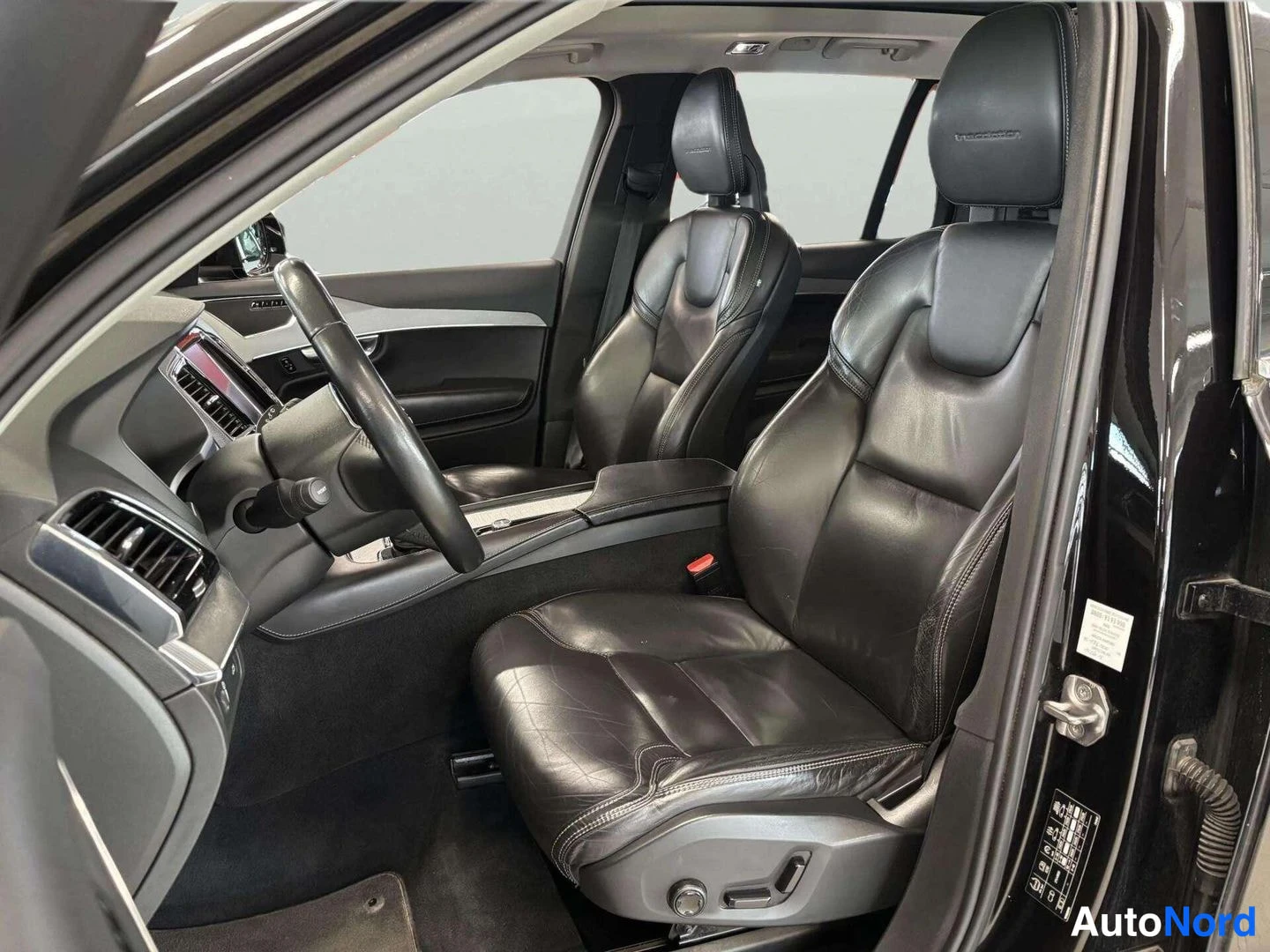 Musta Volvo XC90 2015, etuistuimet, kuva 15