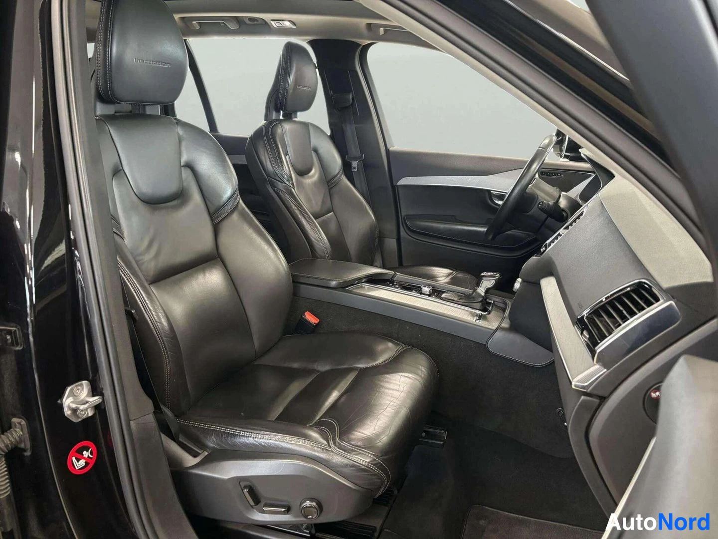 Musta Volvo XC90 2015, etuistuimet, kuva 16