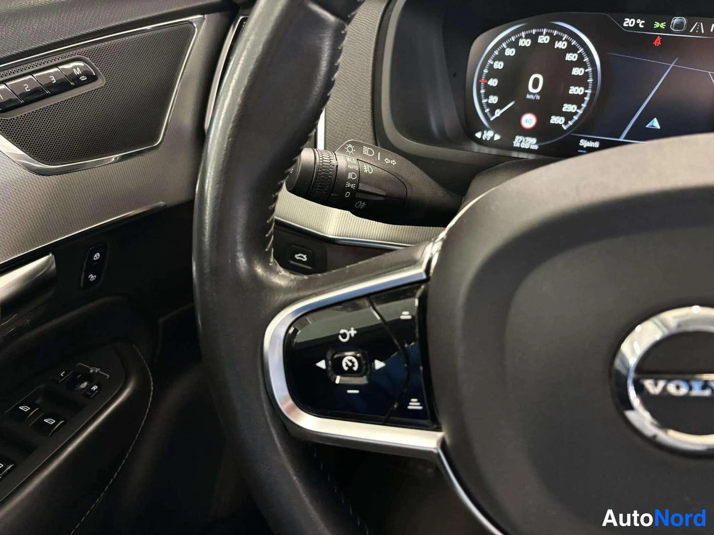 Musta Volvo XC90 2015, yksityiskohta, kuva 20