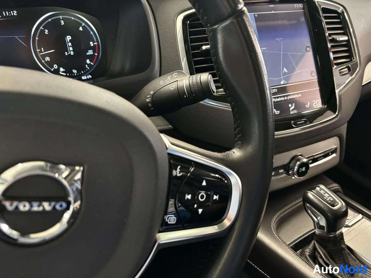 Musta Volvo XC90 2015, ohjaamo, kuva 13