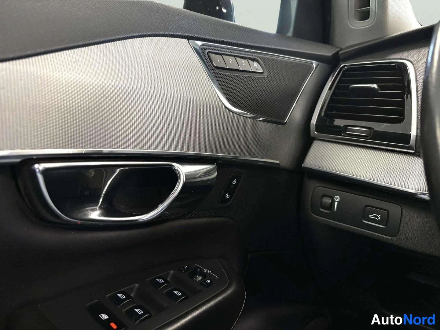 Musta Volvo XC90 2015, yksityiskohta, kuva 22