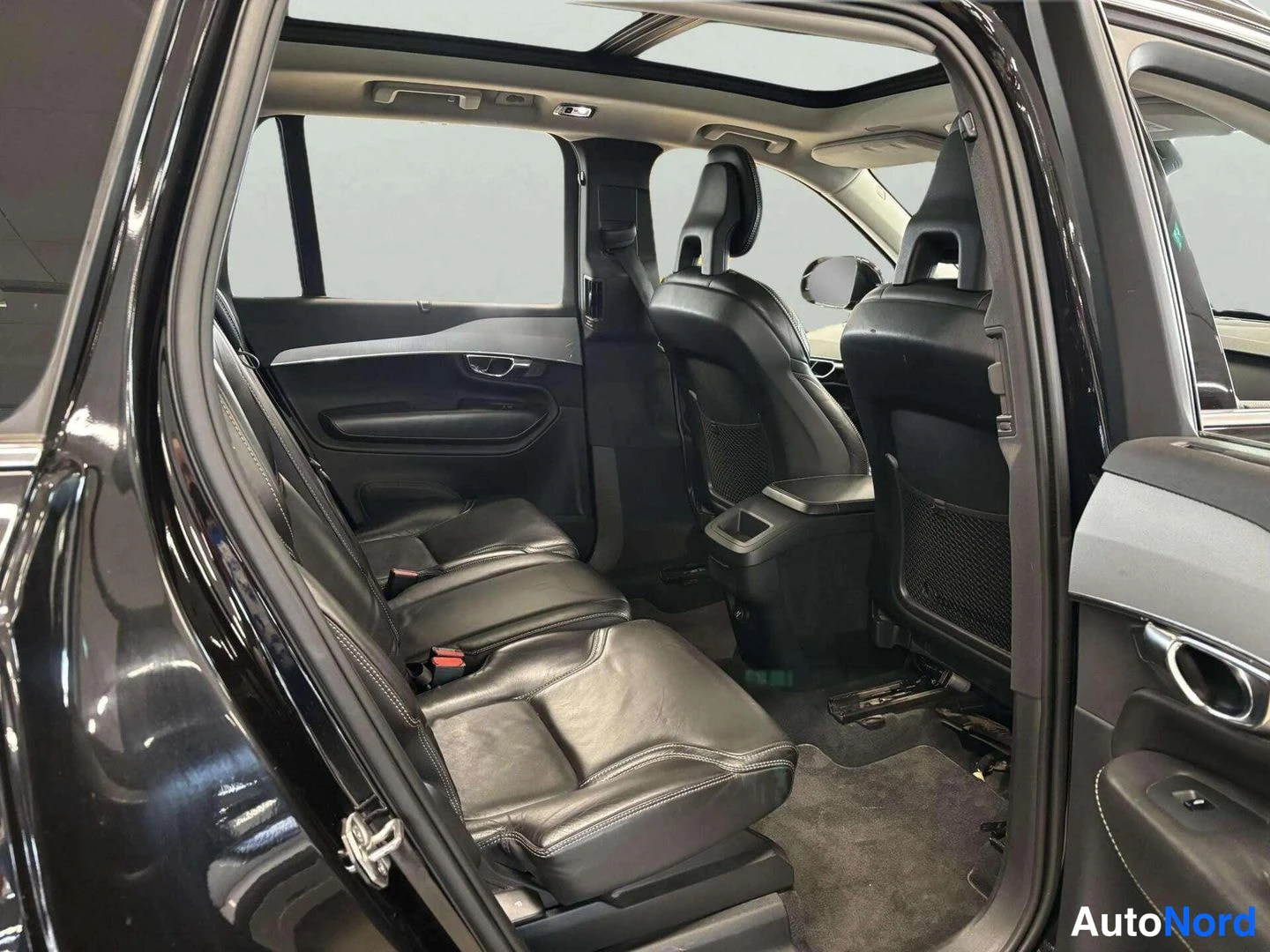 Musta Volvo XC90 2015, takaistuimet, kuva 17