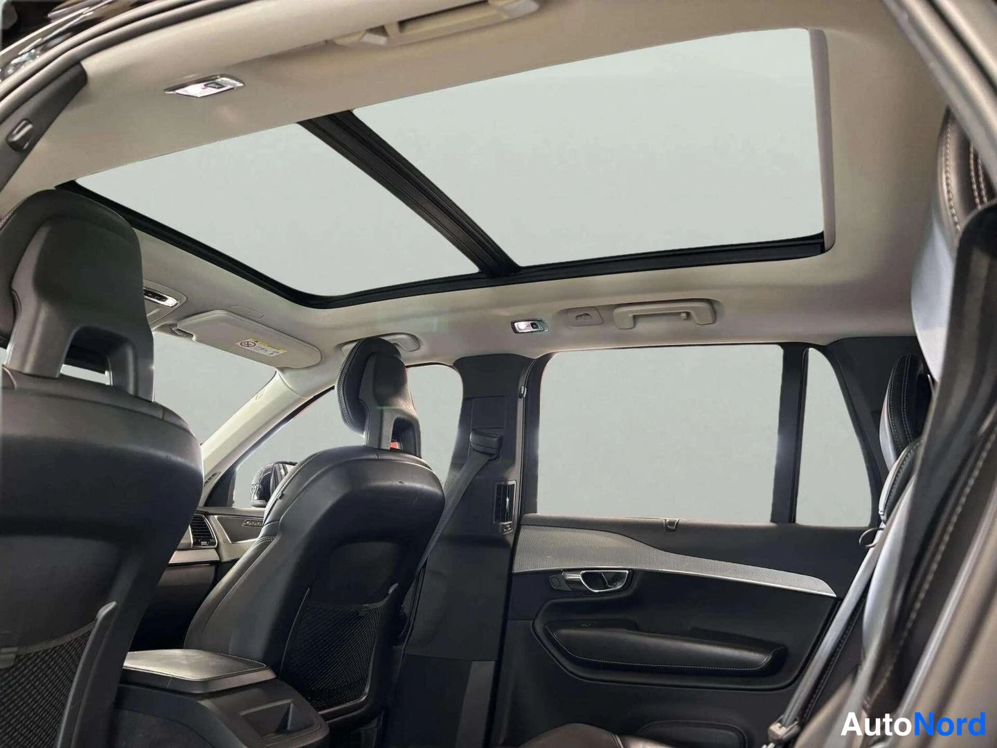 Musta Volvo XC90 2015, ohjaamo, kuva 14