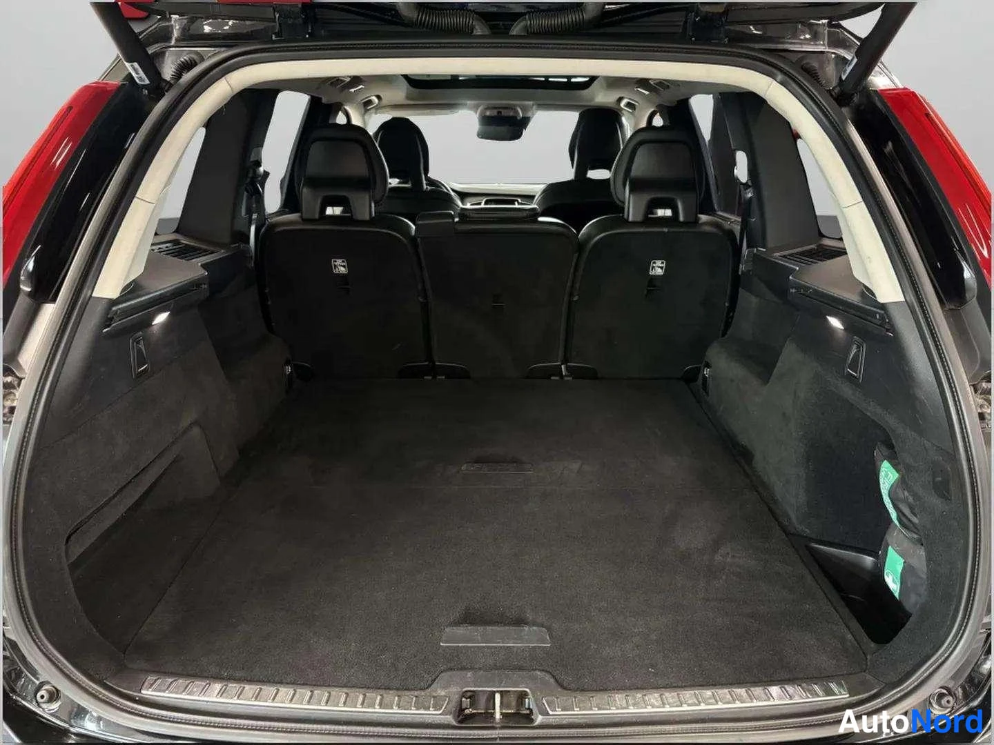 Musta Volvo XC90 2015, tavaratila, kuva 18