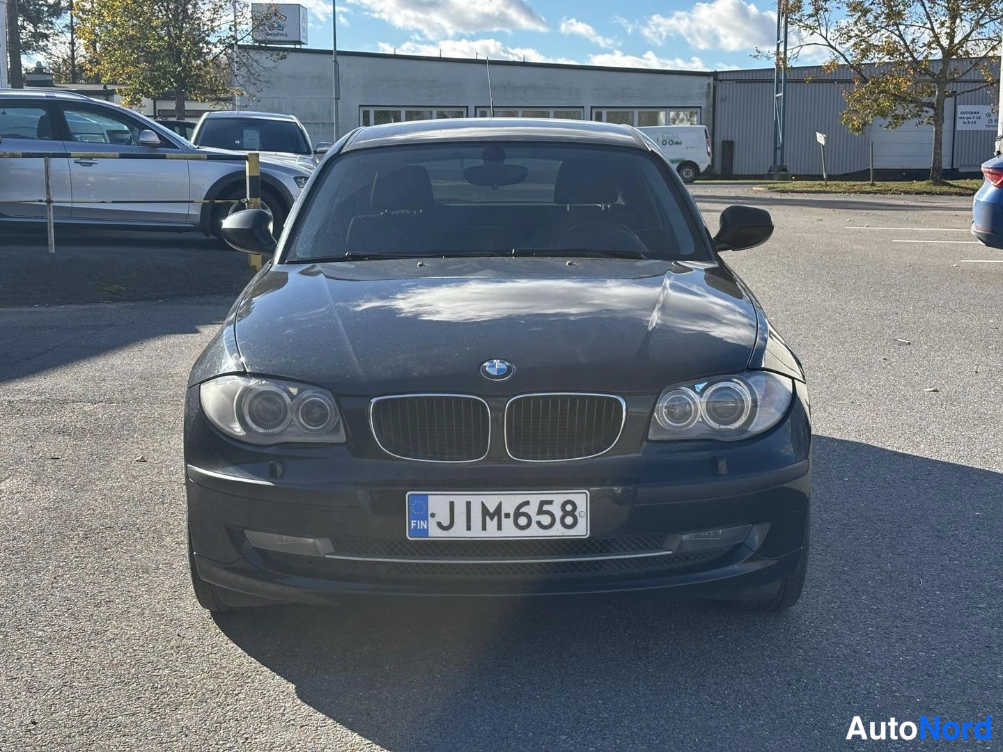 Musta BMW 116i 2011, edestä, kuva 2