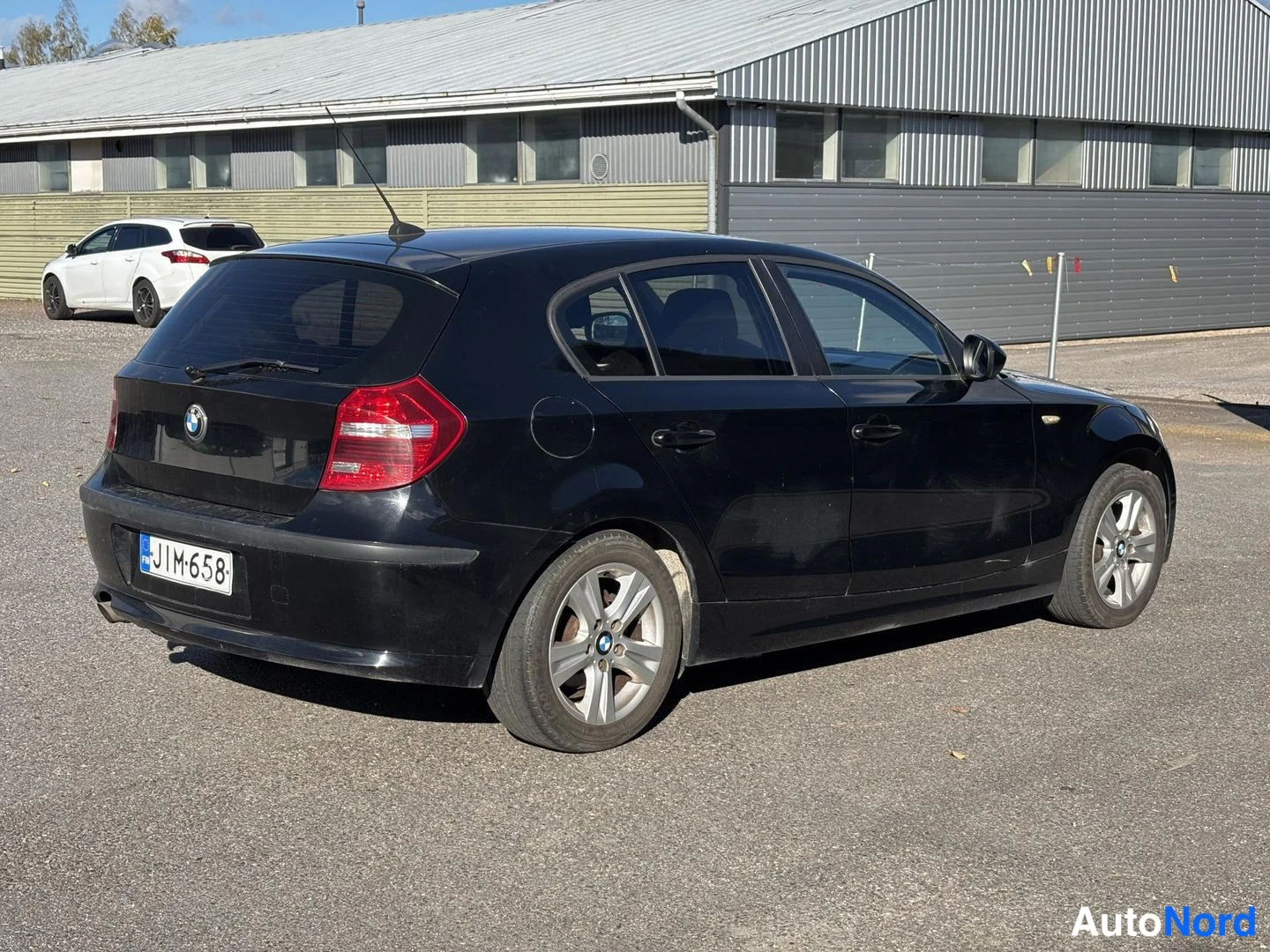Musta BMW 116i 2011, takaviisto, kuva 4