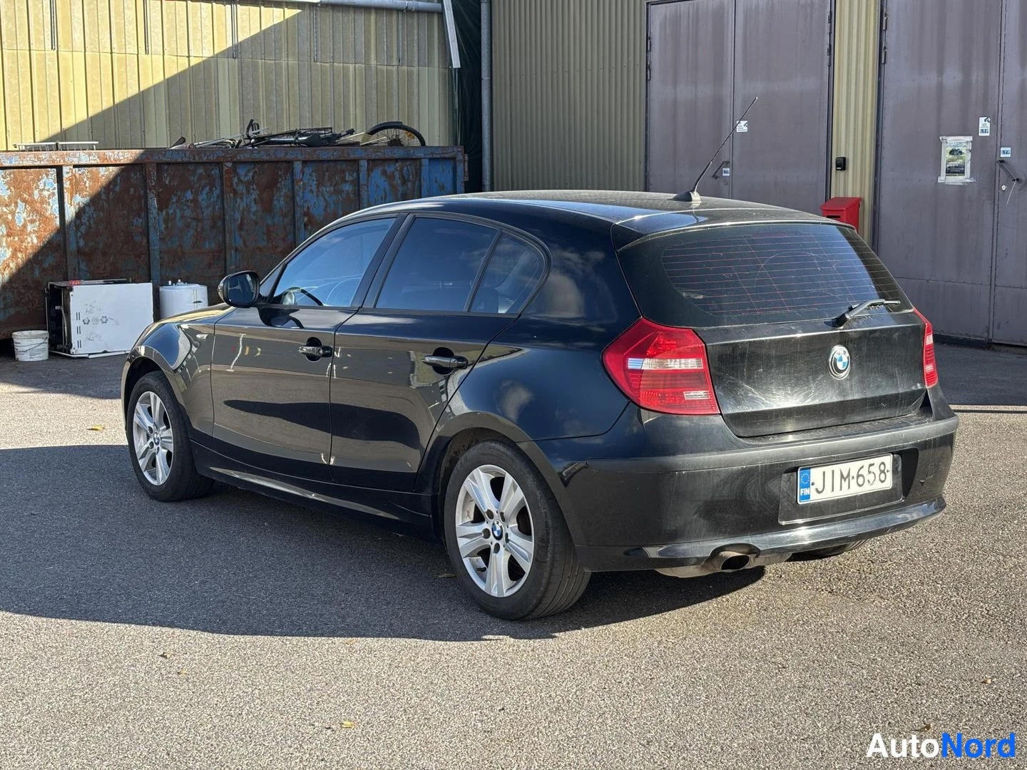 Musta BMW 116i 2011, takaviisto, kuva 3