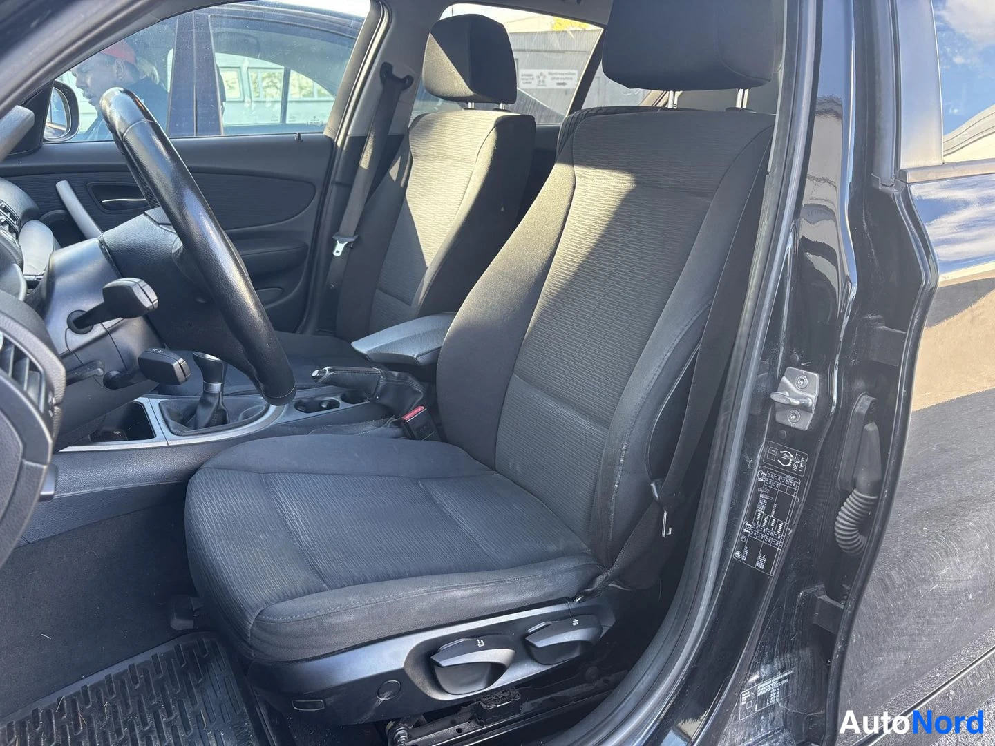 Musta BMW 116i 2011, etuistuimet, kuva 7