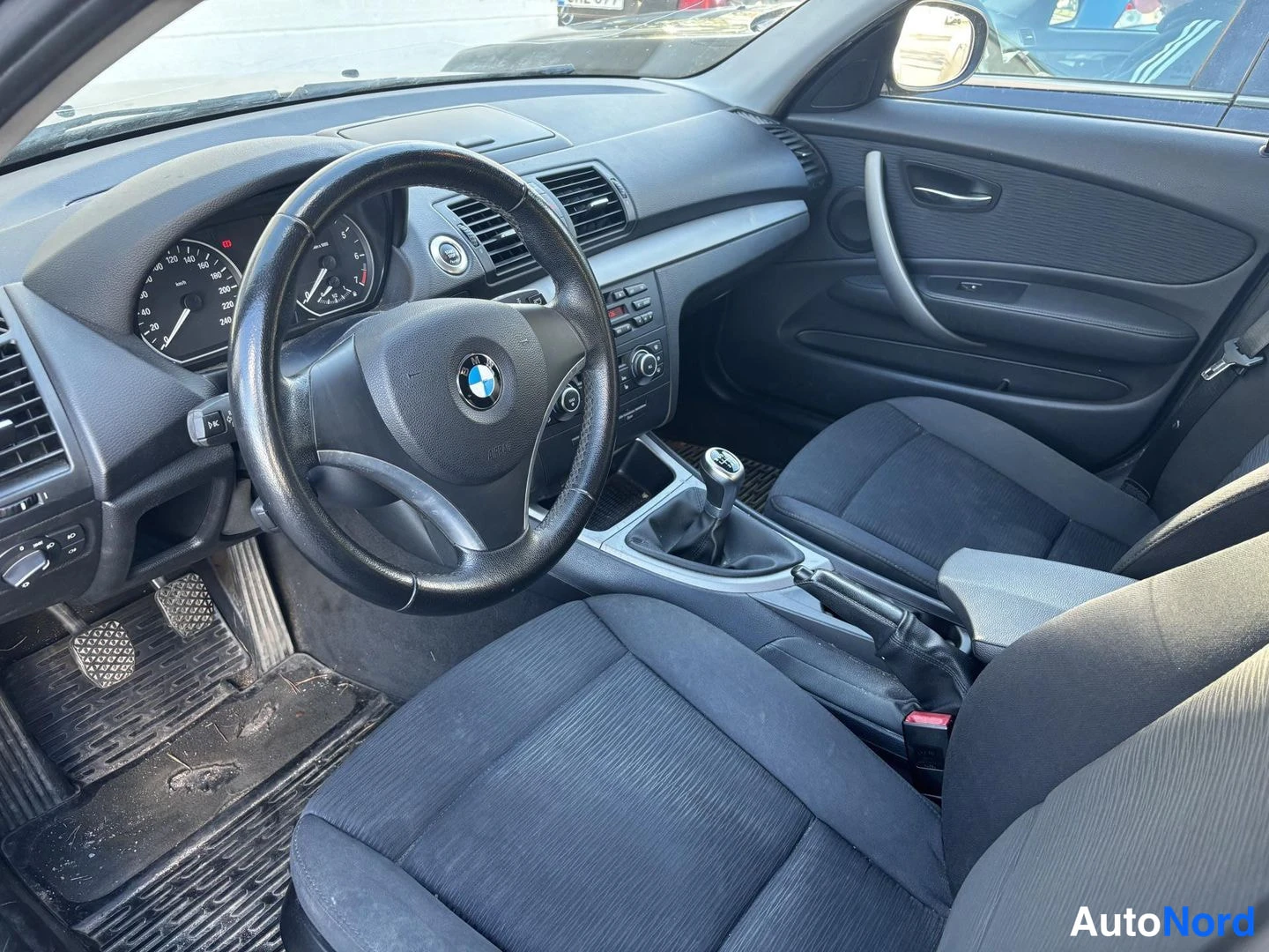 Musta BMW 116i 2011, ohjaamo, kuva 6