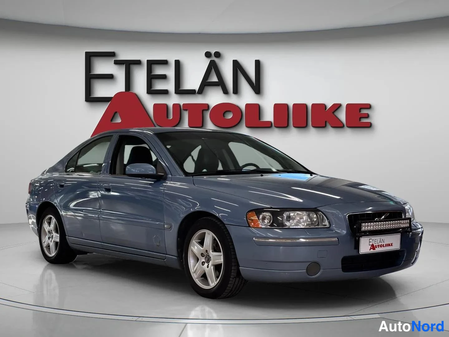 Sininen Volvo S60 2005, etuviisto, keula oikealle, kuva 2