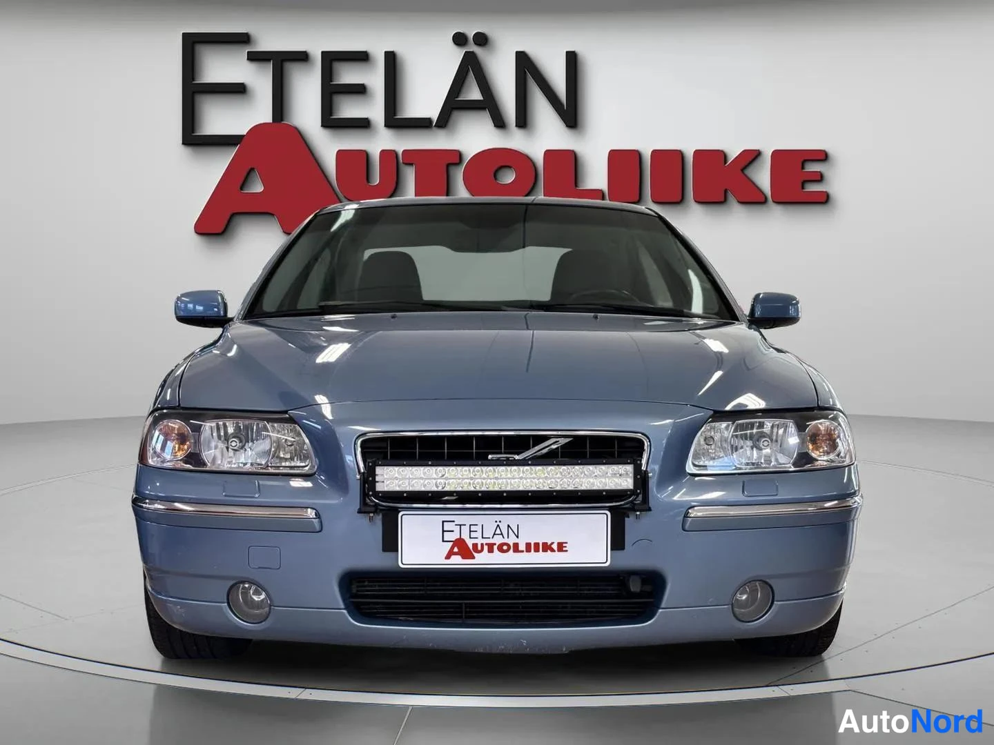 Sininen Volvo S60 2005, edestä, kuva 3