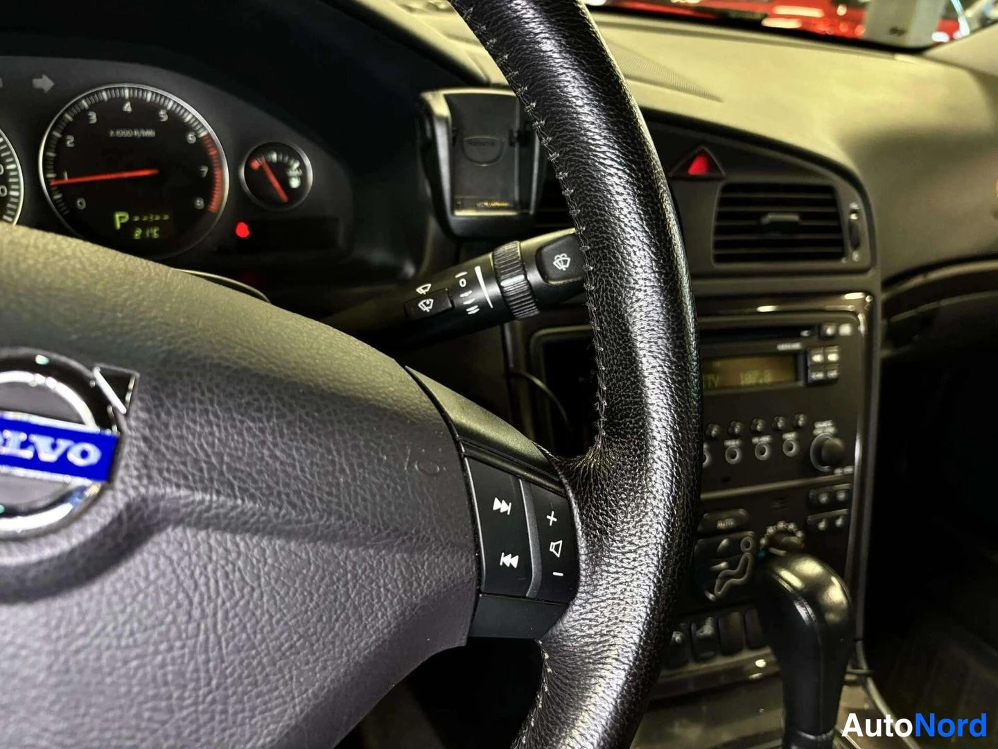 Sininen Volvo S60 2005, ohjaamo, kuva 11
