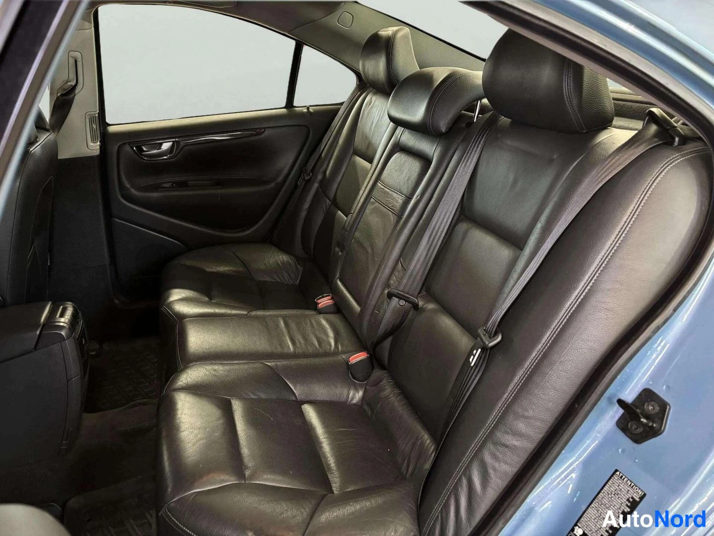 Sininen Volvo S60 2005, takaistuimet, kuva 16