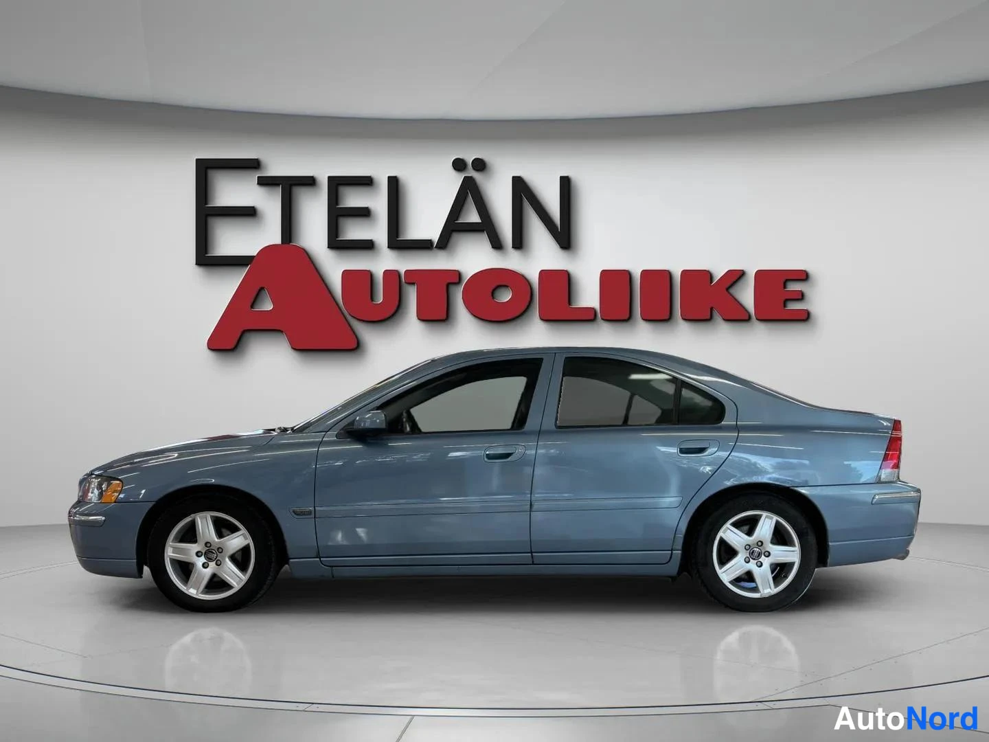 Sininen Volvo S60 2005, sivulta, kuva 5