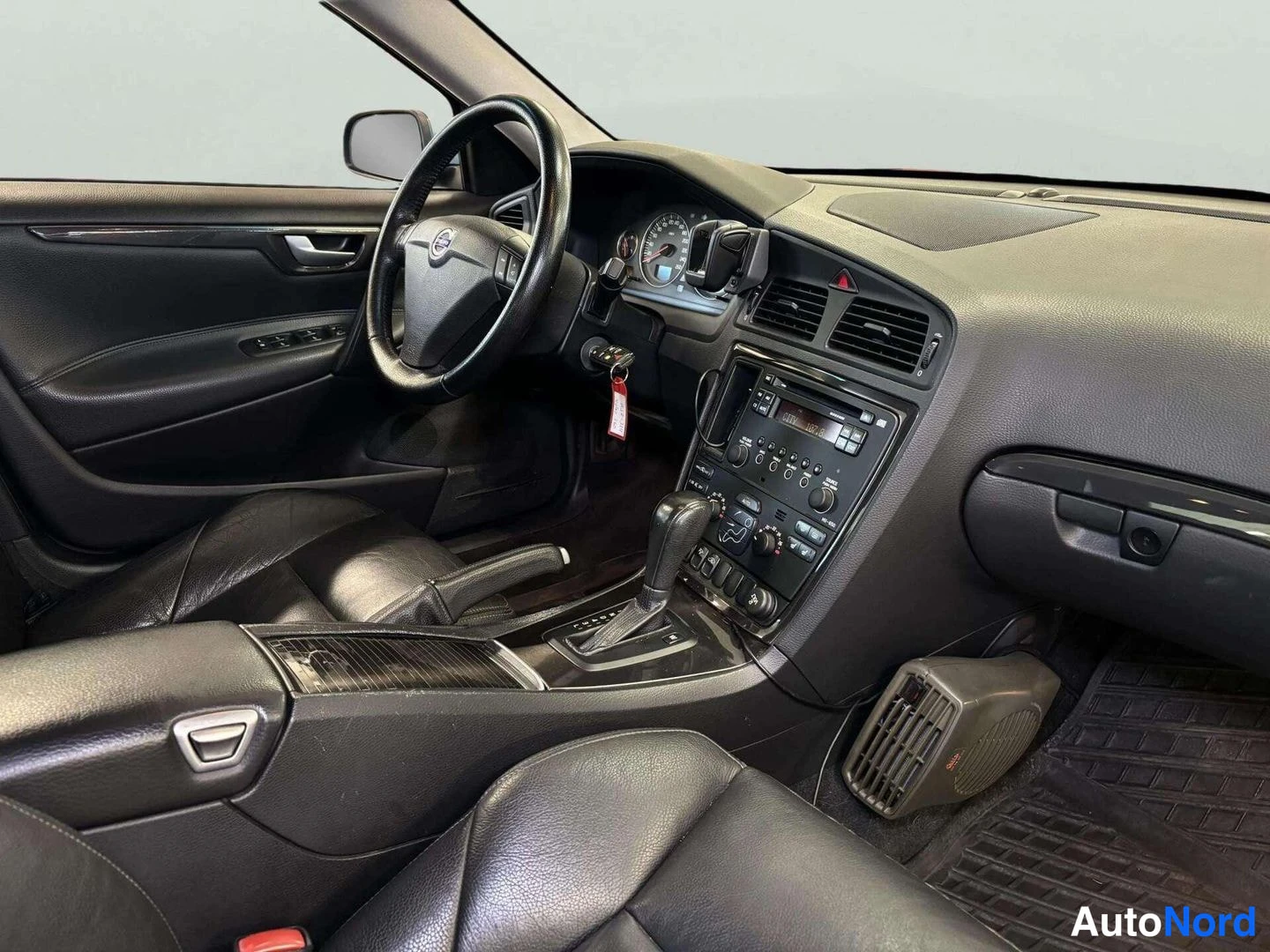 Sininen Volvo S60 2005, ohjaamo, kuva 13