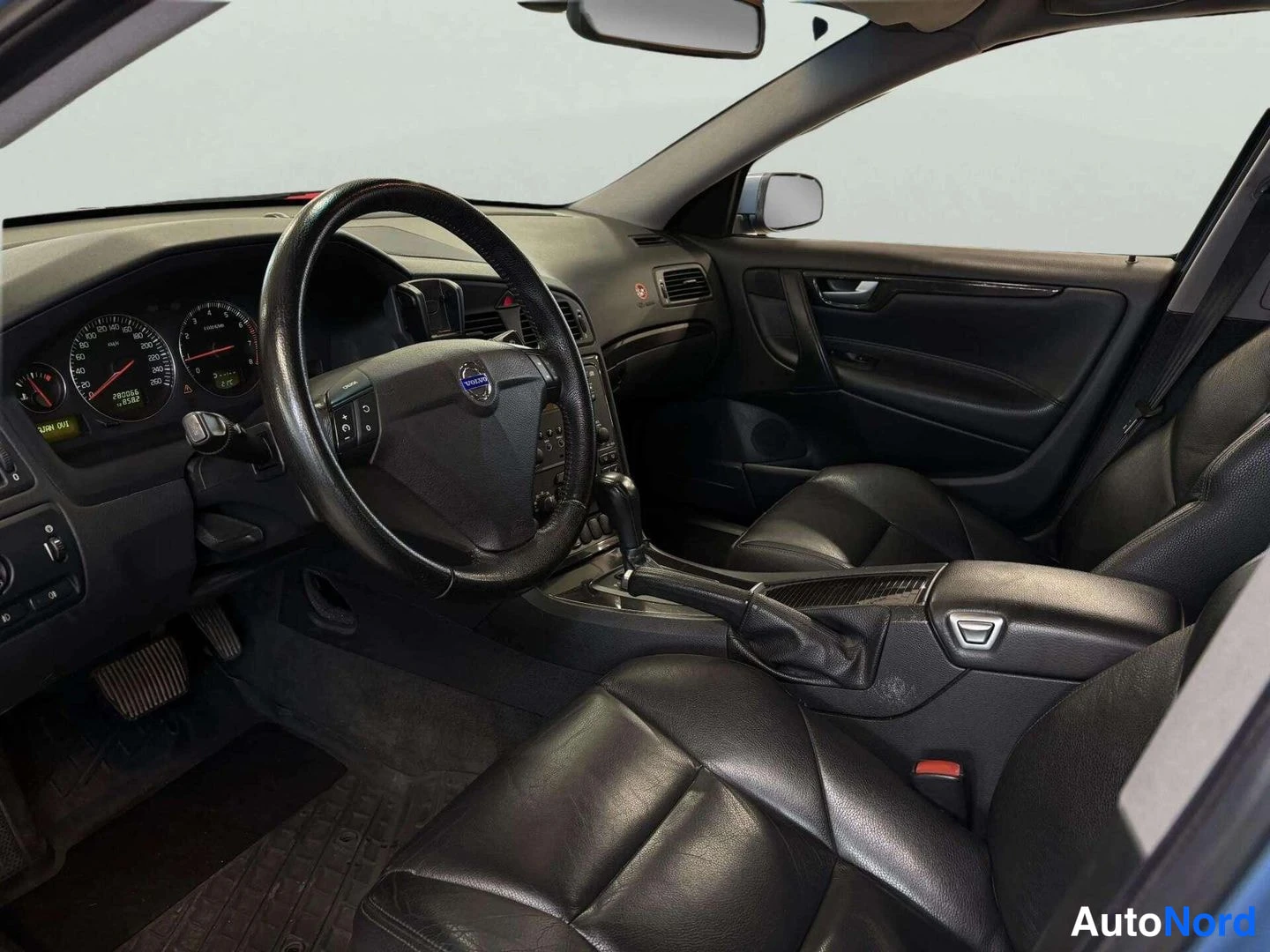 Sininen Volvo S60 2005, ohjaamo, kuva 9