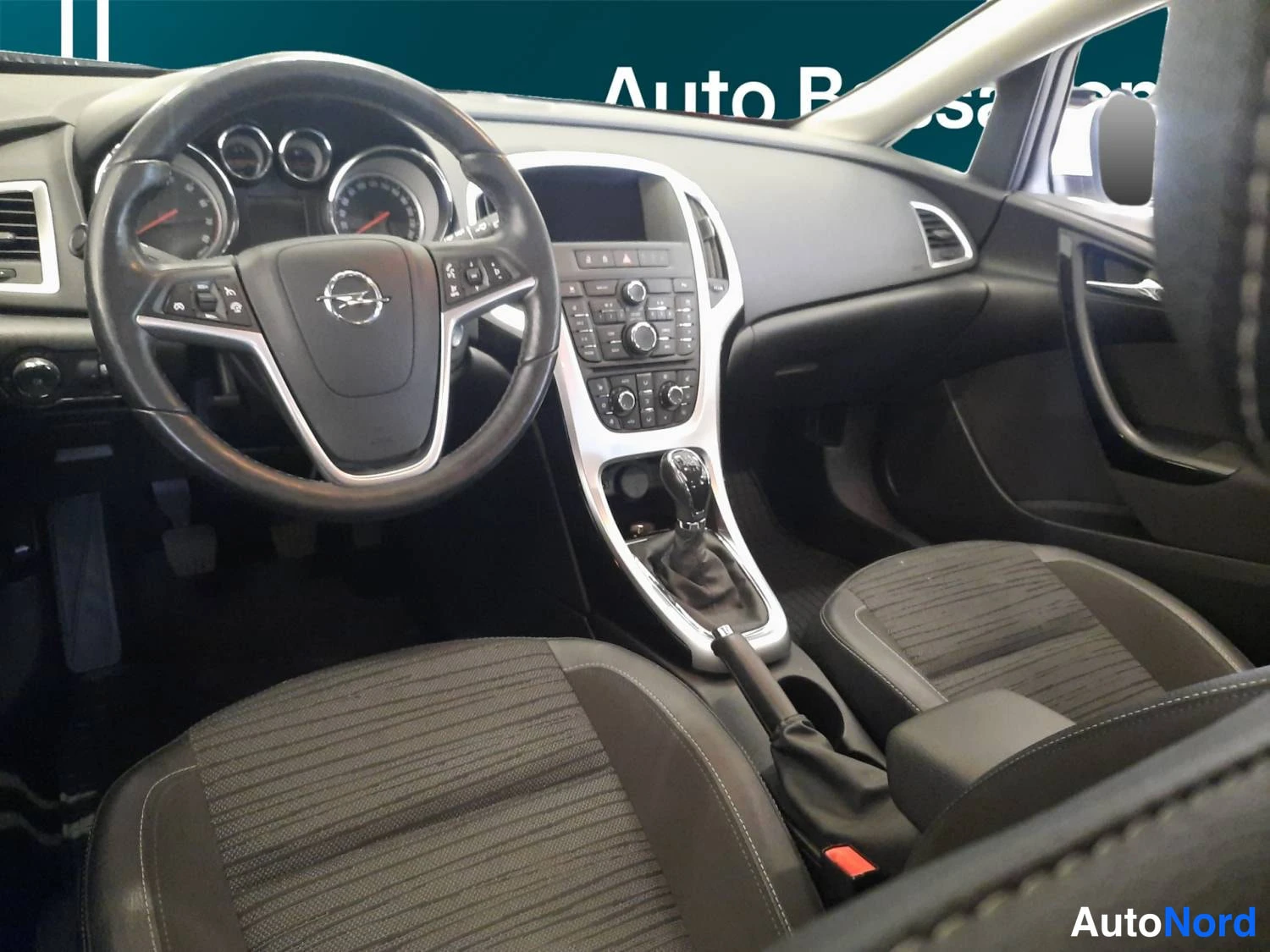 Valkoinen Opel Astra Sports Tourer 2014, ohjaamo, kuva 9