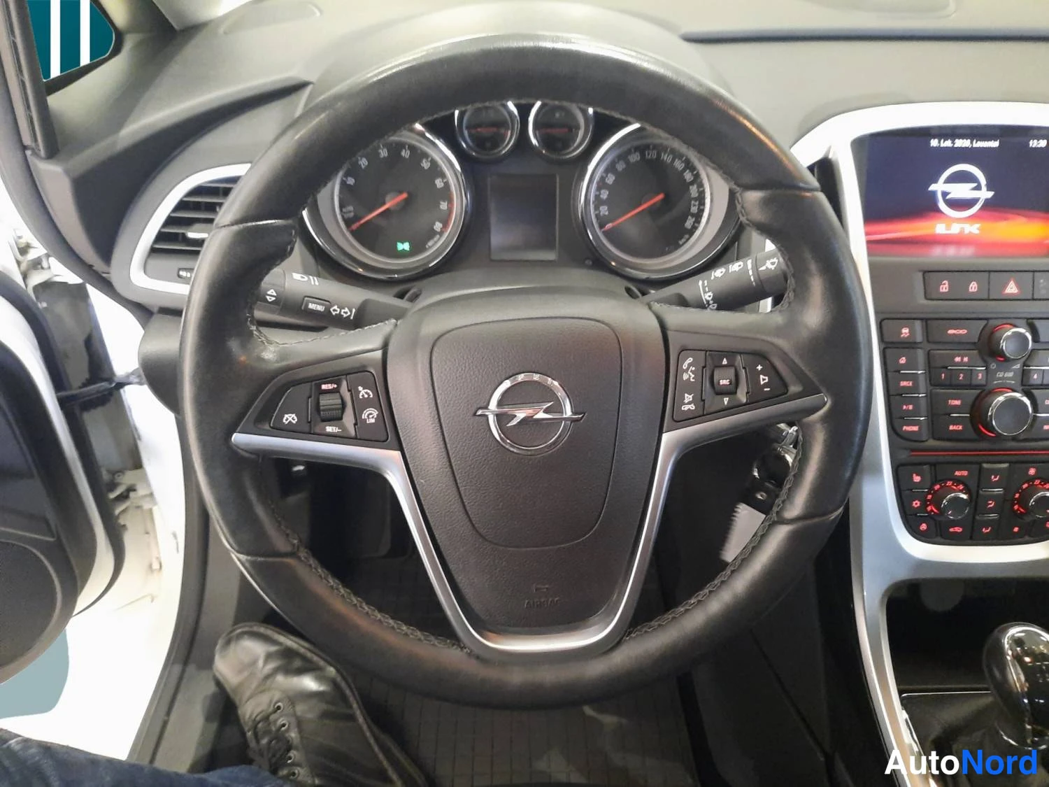 Valkoinen Opel Astra Sports Tourer 2014, yksityiskohta, kuva 15