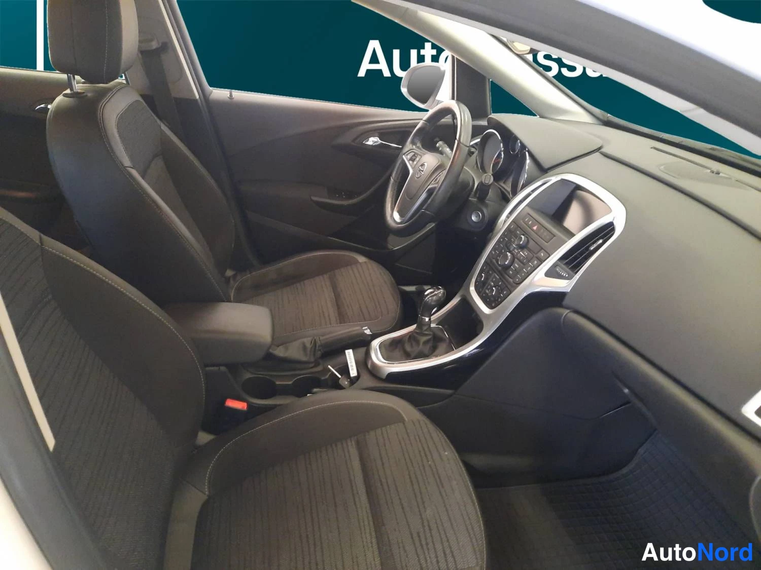 Valkoinen Opel Astra Sports Tourer 2014, etuistuimet, kuva 11