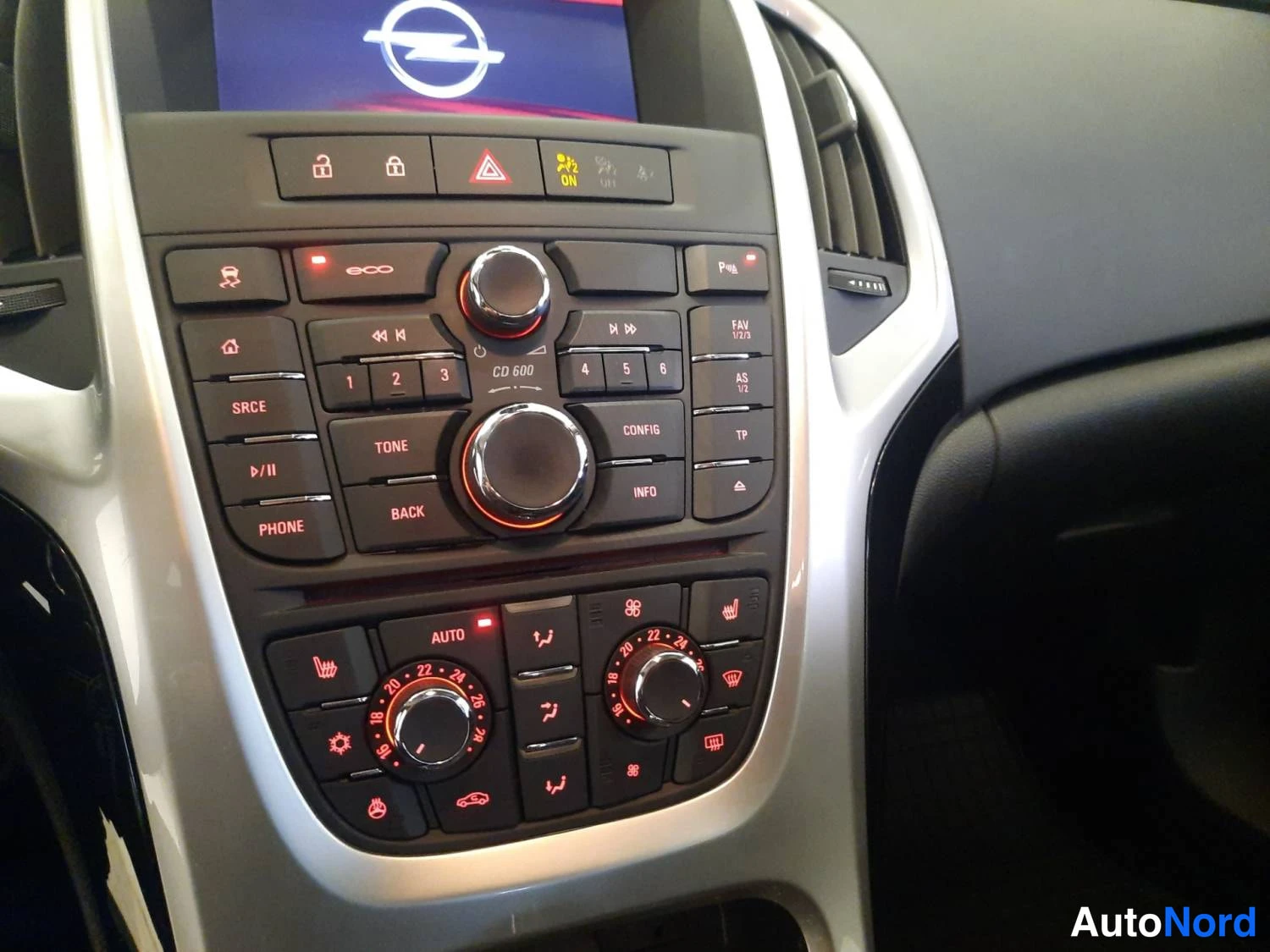 Valkoinen Opel Astra Sports Tourer 2014, ohjaamo, kuva 10
