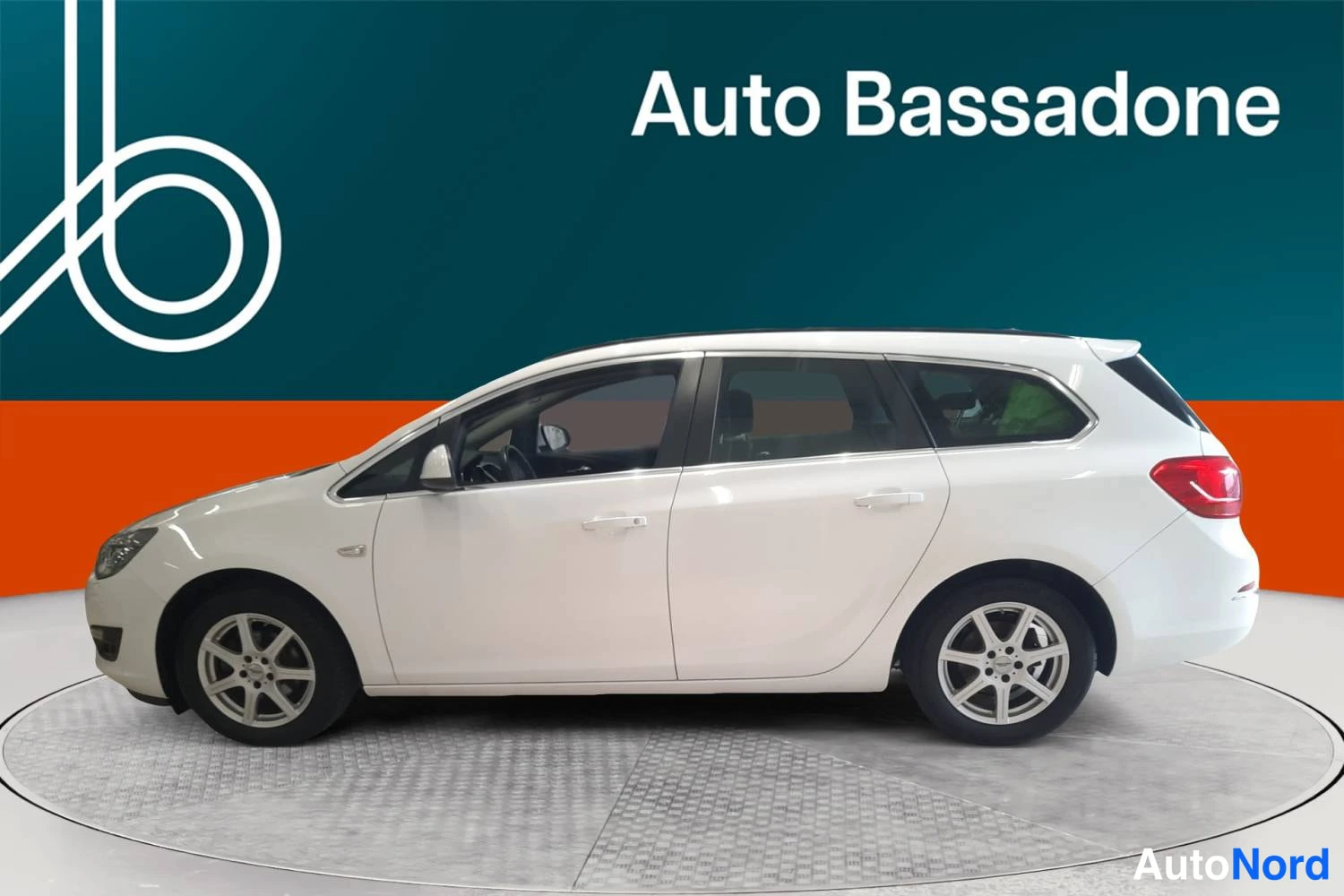 Valkoinen Opel Astra Sports Tourer 2014, sivulta, kuva 5