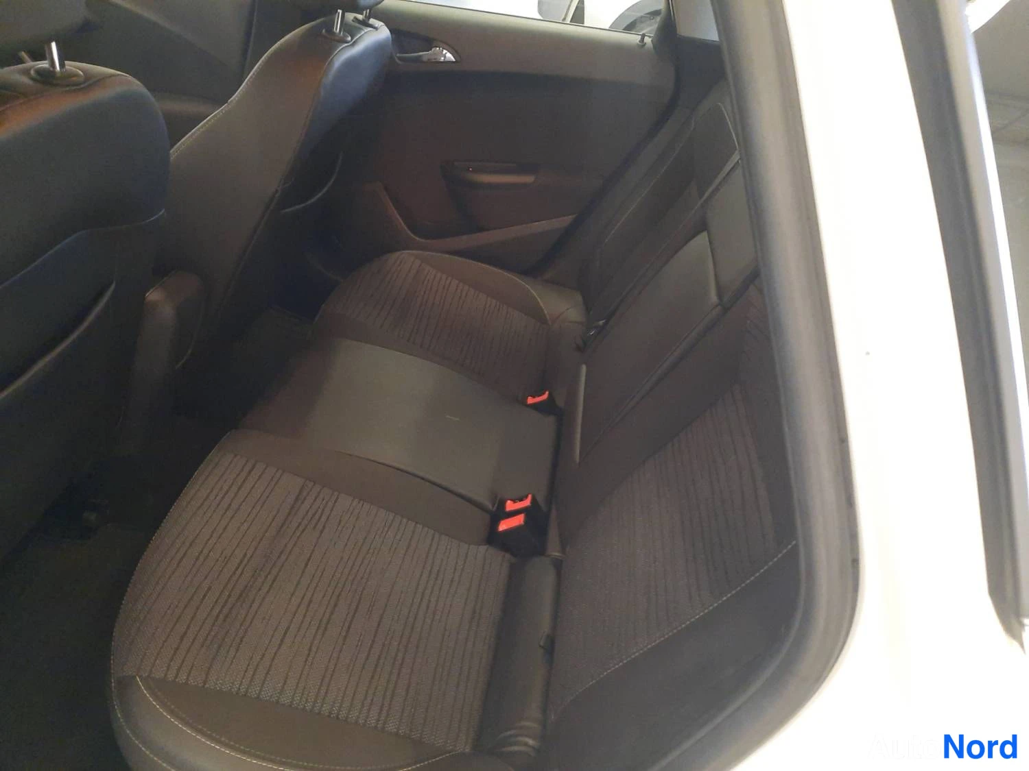 Valkoinen Opel Astra Sports Tourer 2014, takaistuimet, kuva 13