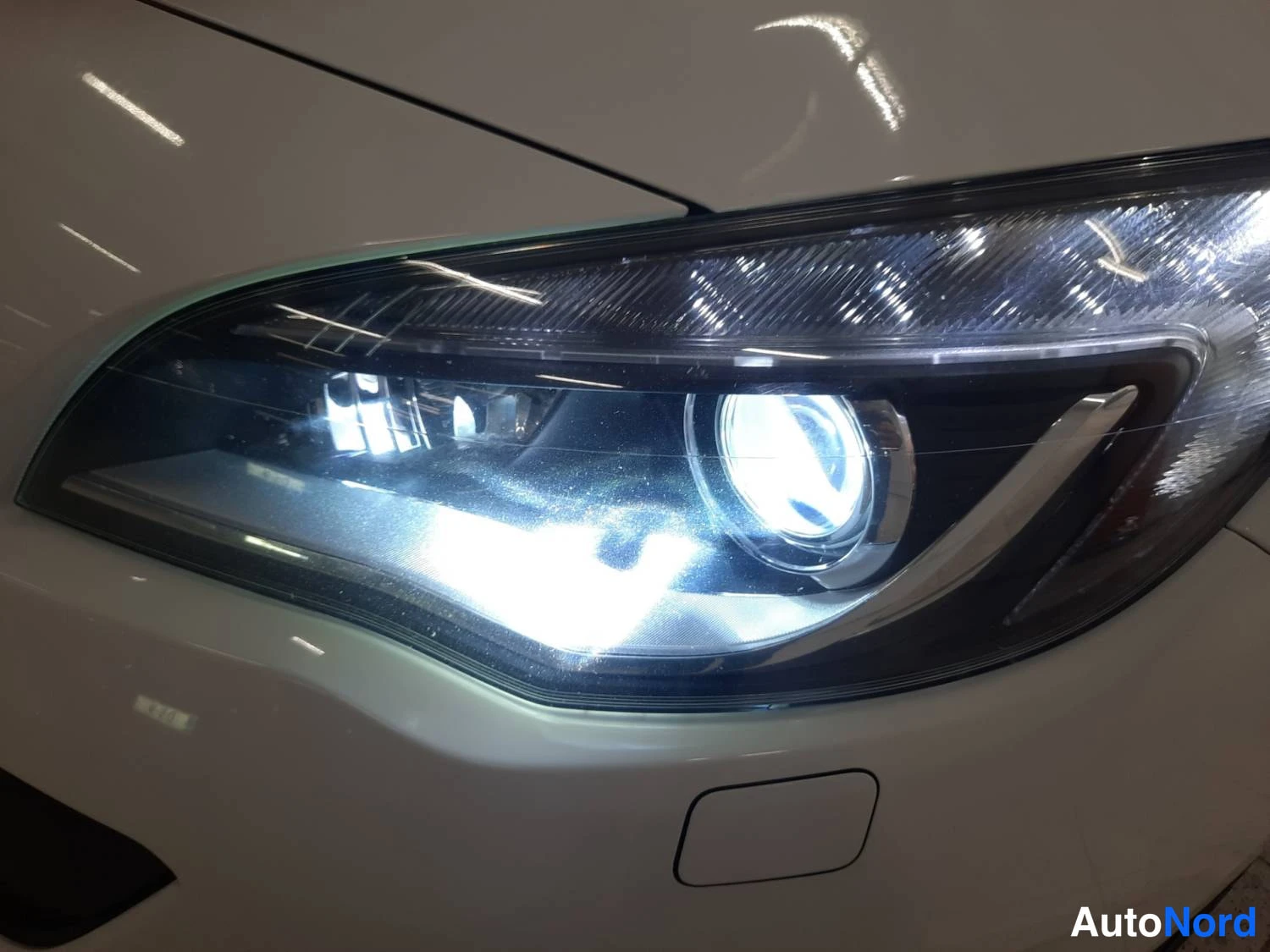 Valkoinen Opel Astra Sports Tourer 2014, yksityiskohta, kuva 23