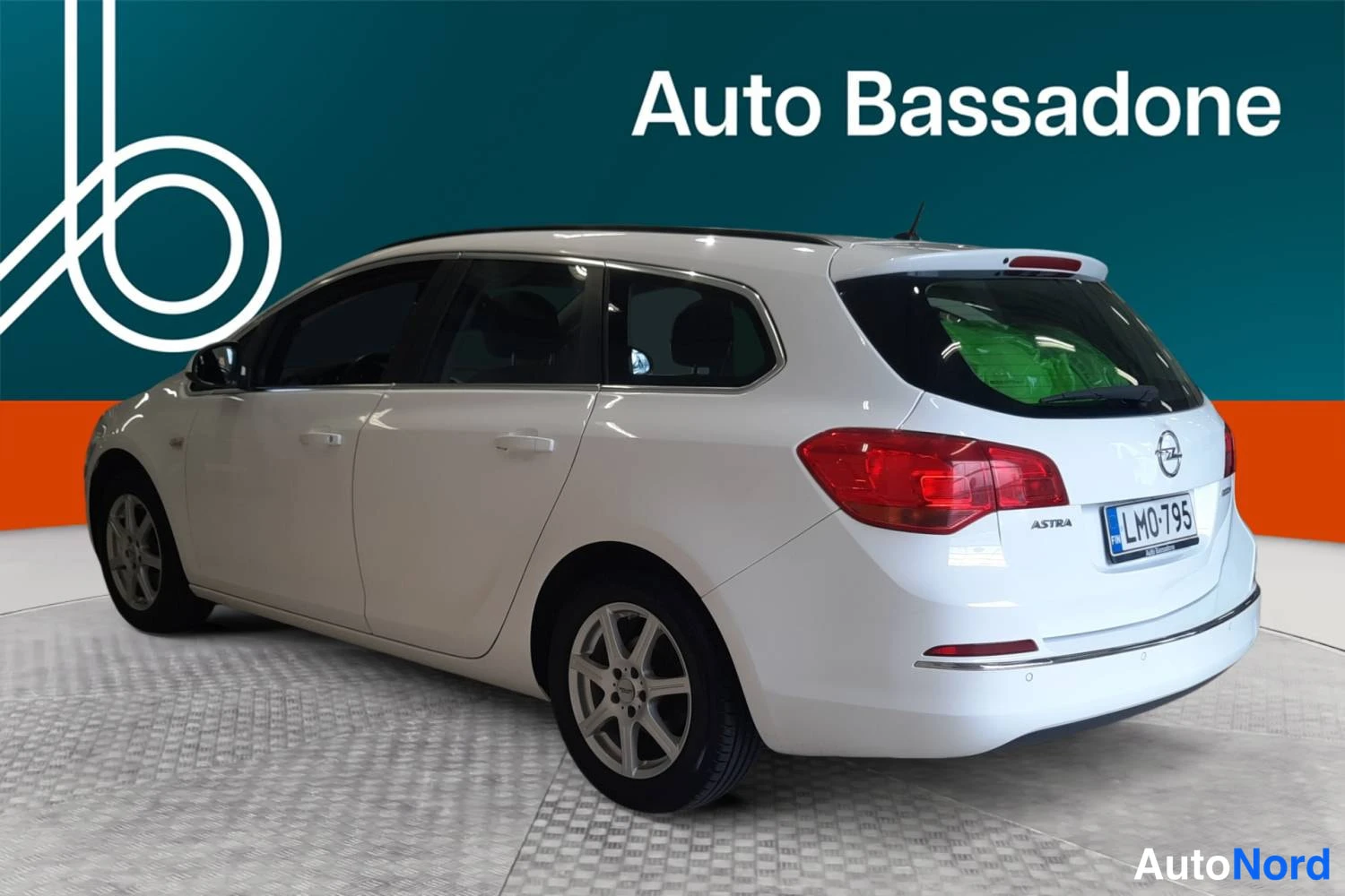 Valkoinen Opel Astra Sports Tourer 2014, takaviisto, kuva 7