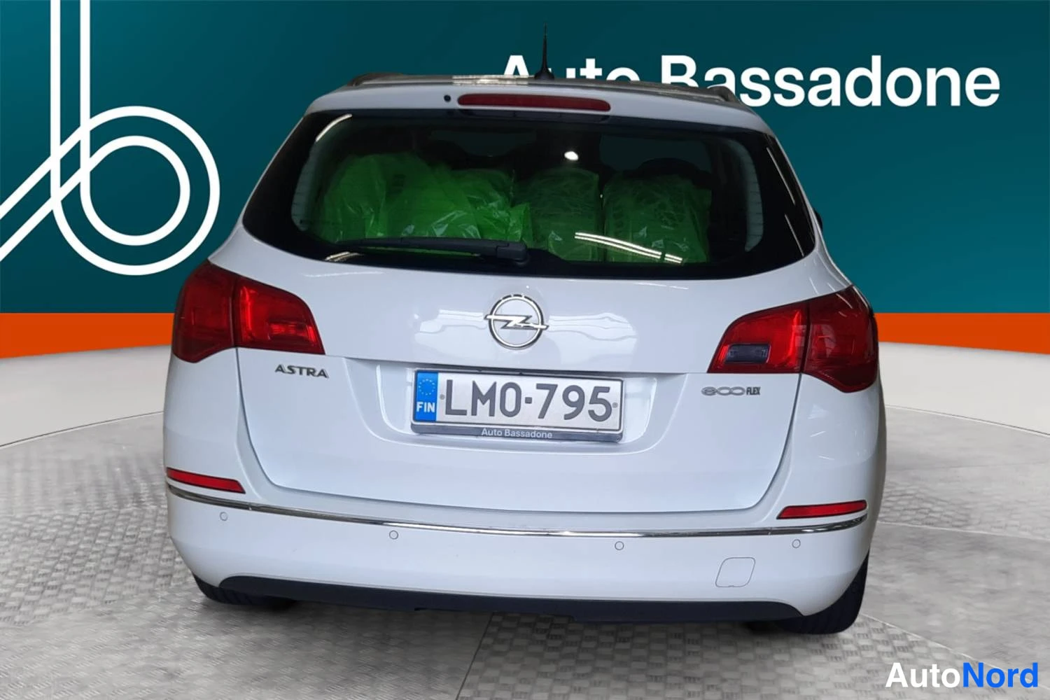 Valkoinen Opel Astra Sports Tourer 2014, takaa, kuva 8
