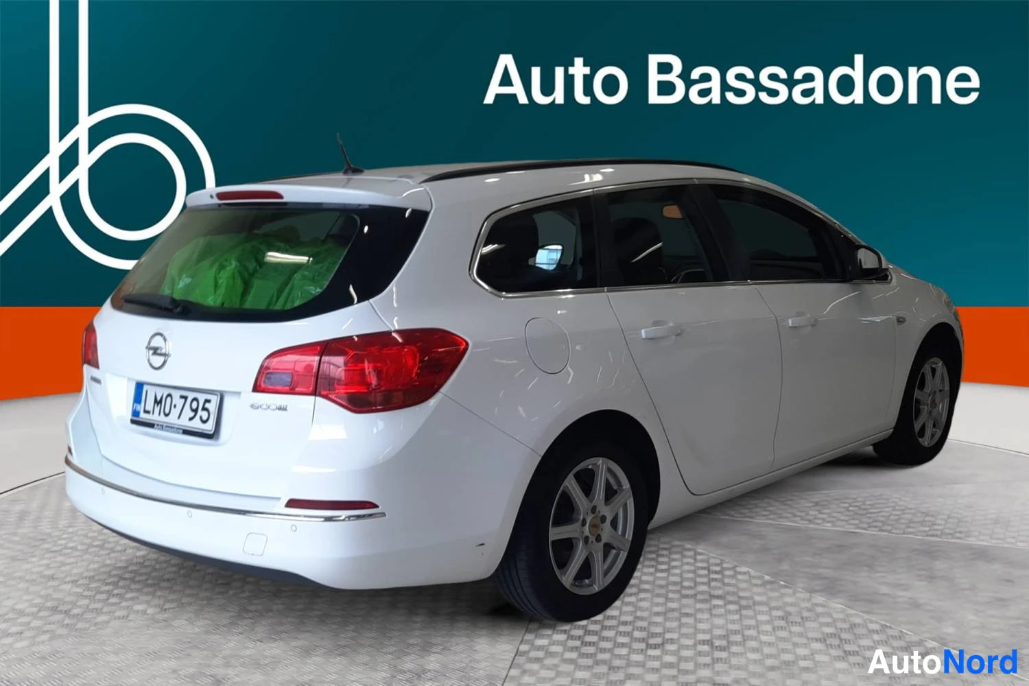 Valkoinen Opel Astra Sports Tourer 2014, takaviisto, kuva 6