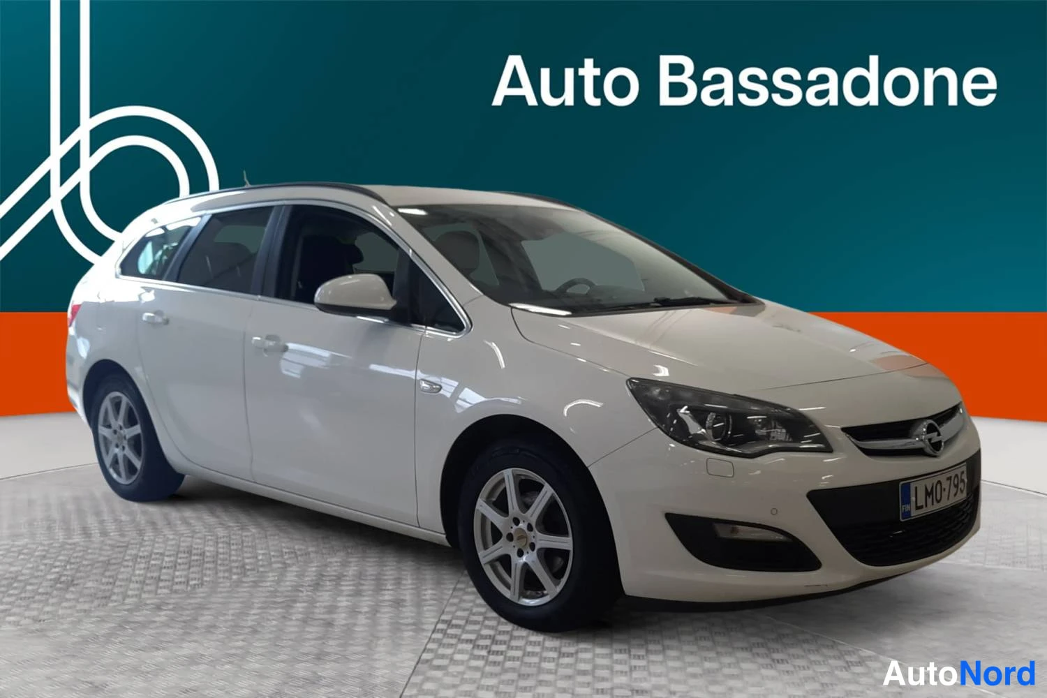 Valkoinen Opel Astra Sports Tourer 2014, etuviisto, keula oikealle, kuva 2
