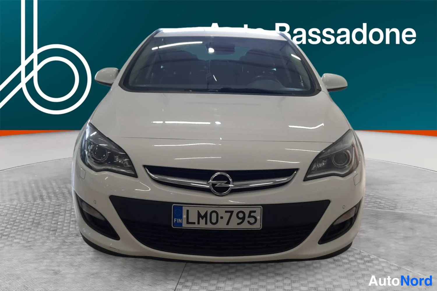 Valkoinen Opel Astra Sports Tourer 2014, edestä, kuva 3