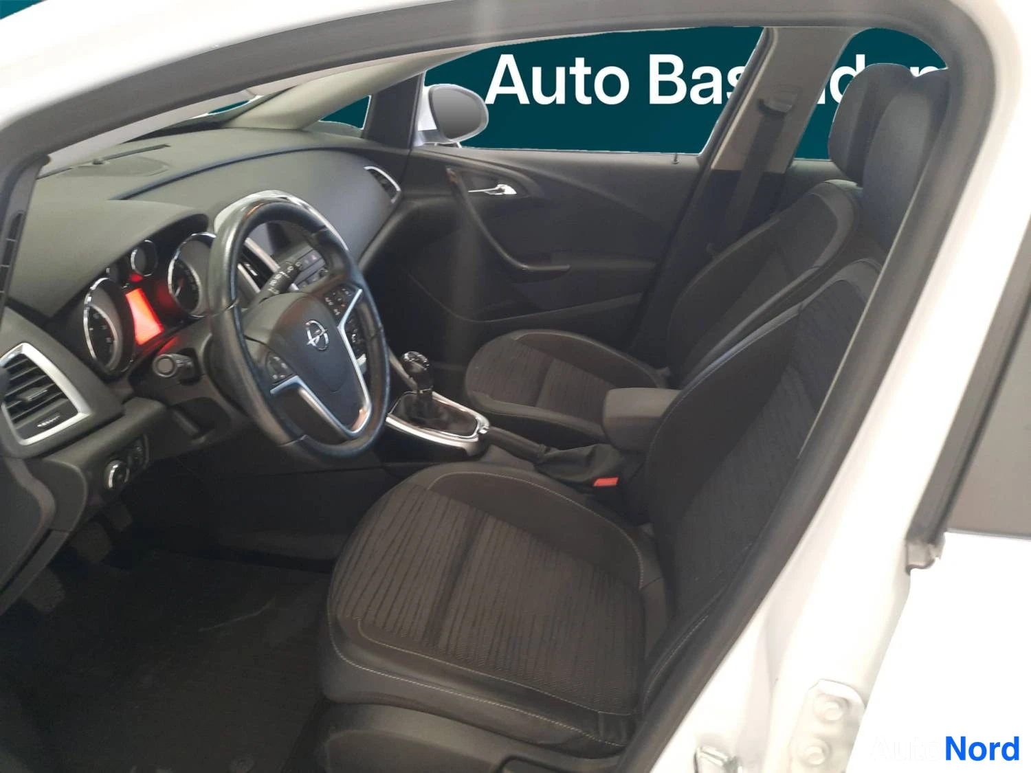 Valkoinen Opel Astra Sports Tourer 2014, etuistuimet, kuva 12