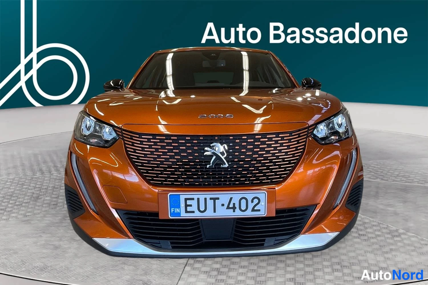 Oranssi Peugeot E-2008 2023, edestä, kuva 3