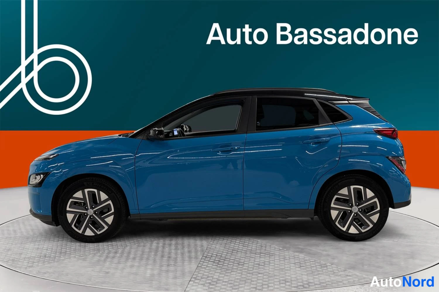 Sininen Hyundai Kona electric 2022, sivulta, kuva 4