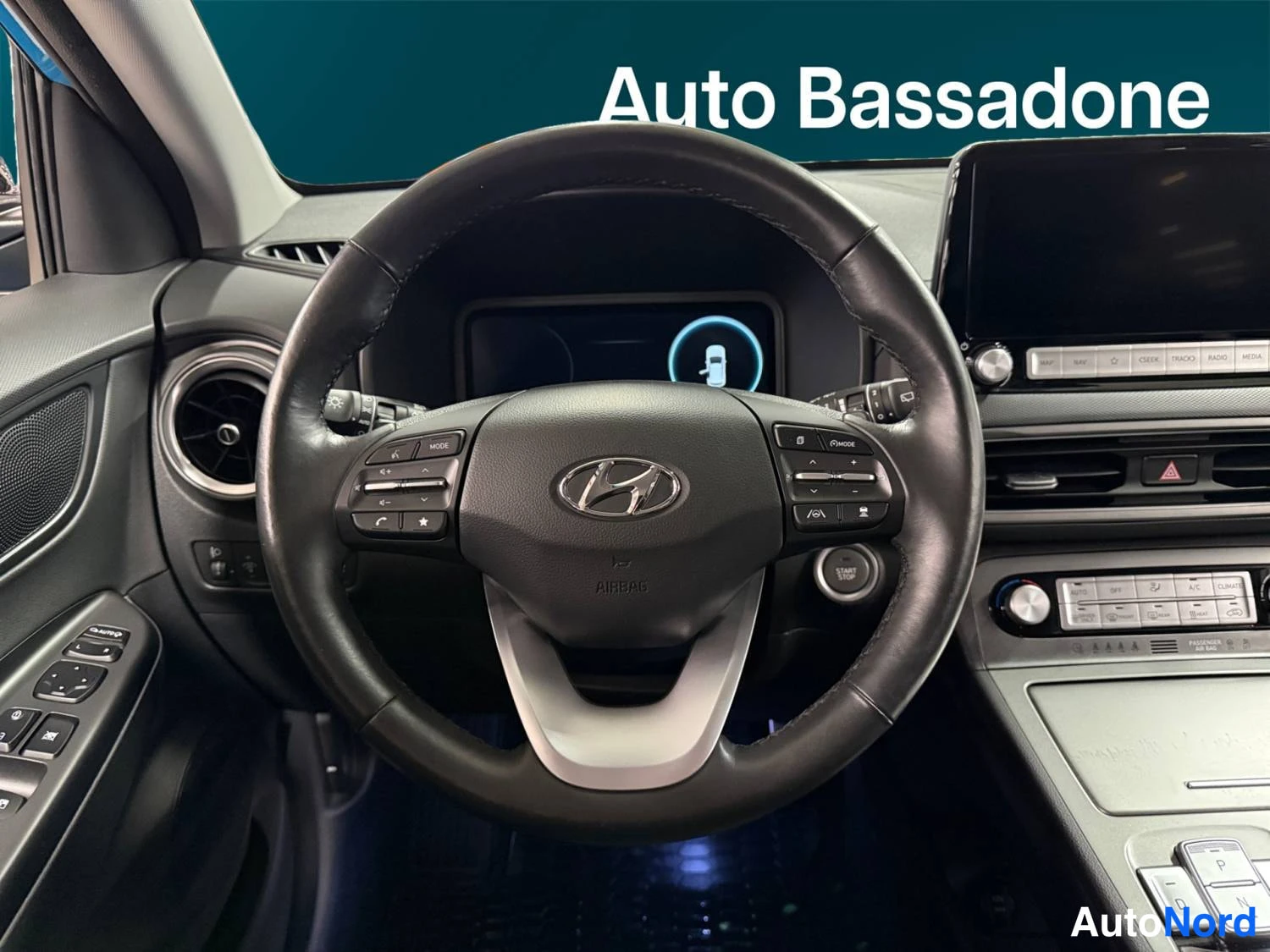 Sininen Hyundai Kona electric 2022, yksityiskohta, kuva 15