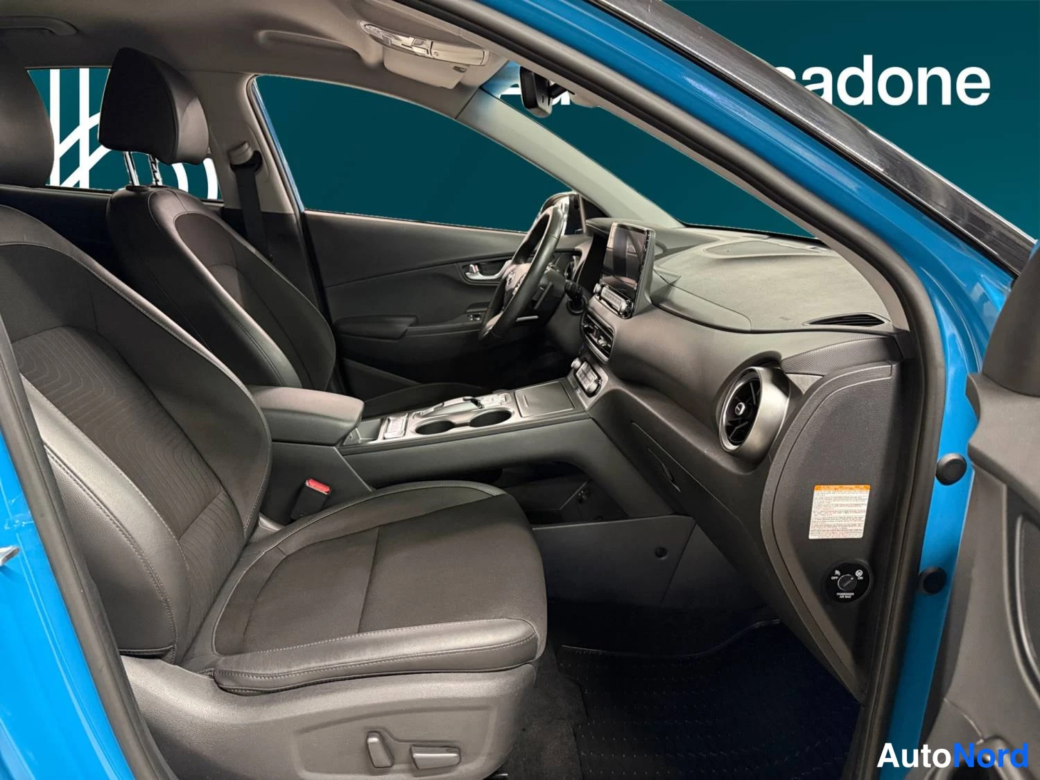 Sininen Hyundai Kona electric 2022, etuistuimet, kuva 11