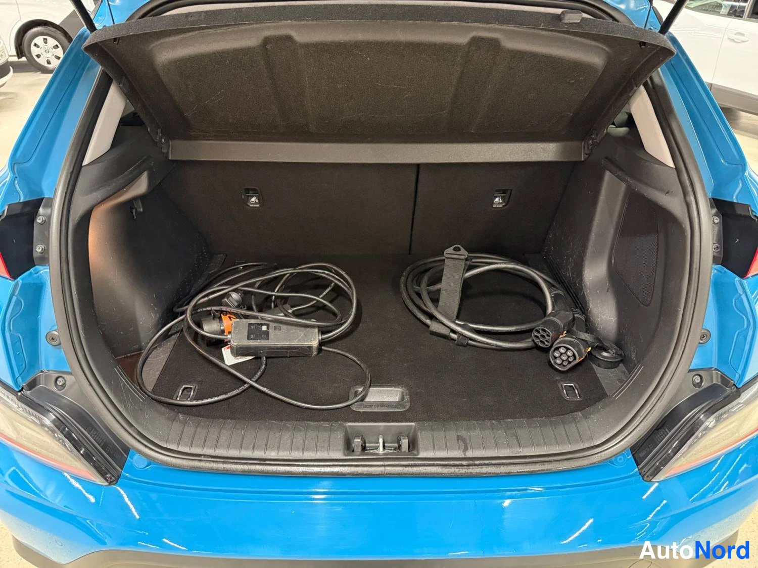 Sininen Hyundai Kona electric 2022, tavaratila, kuva 13