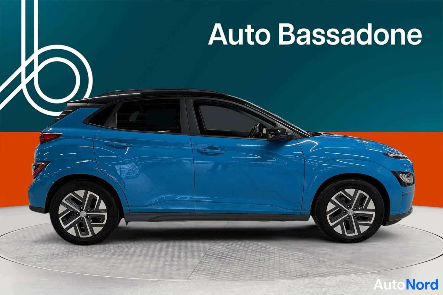 Sininen Hyundai Kona electric 2022, sivulta, kuva 5