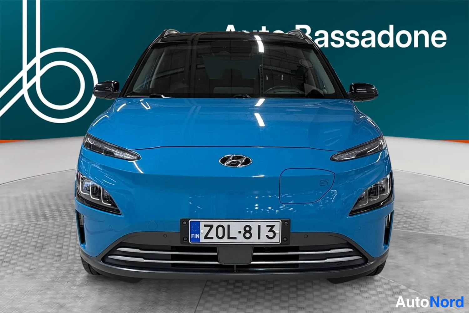 Sininen Hyundai Kona electric 2022, edestä, kuva 3