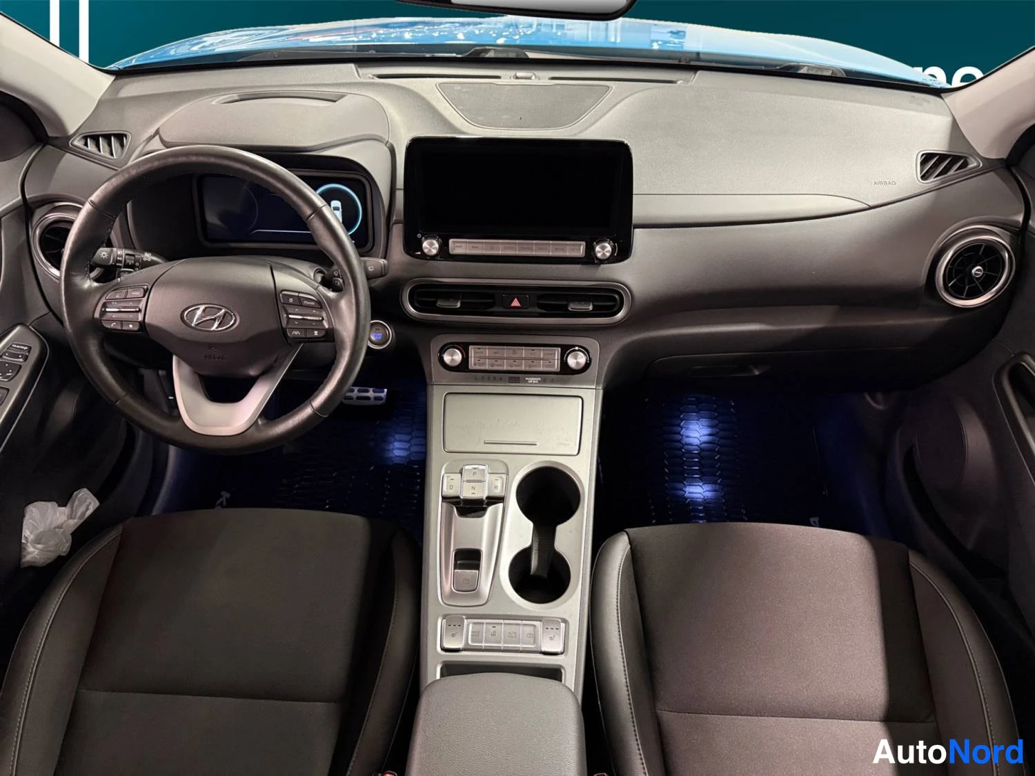 Sininen Hyundai Kona electric 2022, ohjaamo, kuva 9