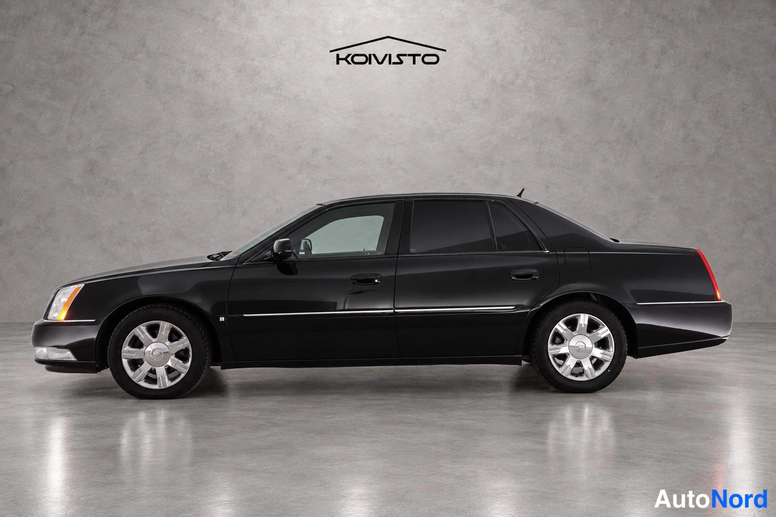 Musta Cadillac DTS 2005, etuviisto, keula vasemmalle, kuva 2