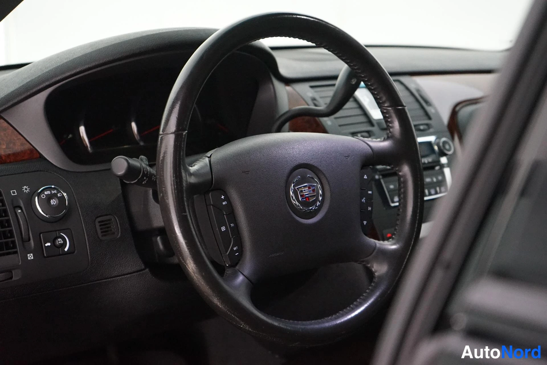 Musta Cadillac DTS 2005, ohjaamo, kuva 11
