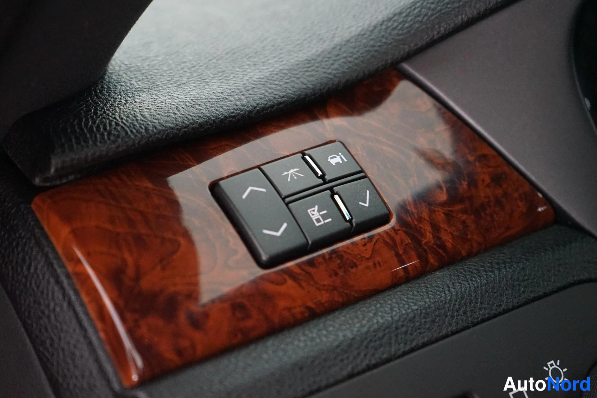Musta Cadillac DTS 2005, yksityiskohta, kuva 16