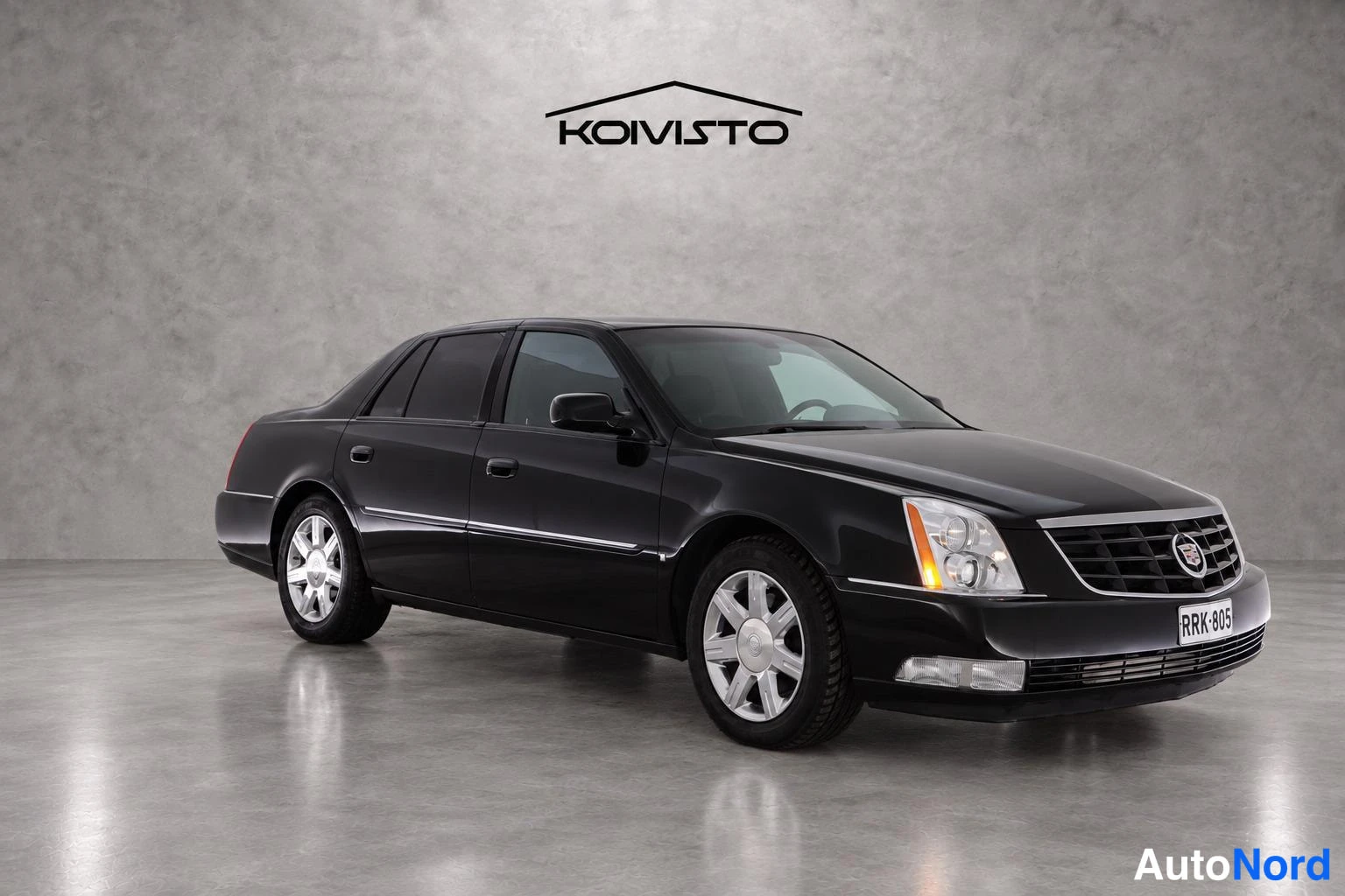 Musta Cadillac DTS 2005, etuviisto, keula oikealle, kuva 4
