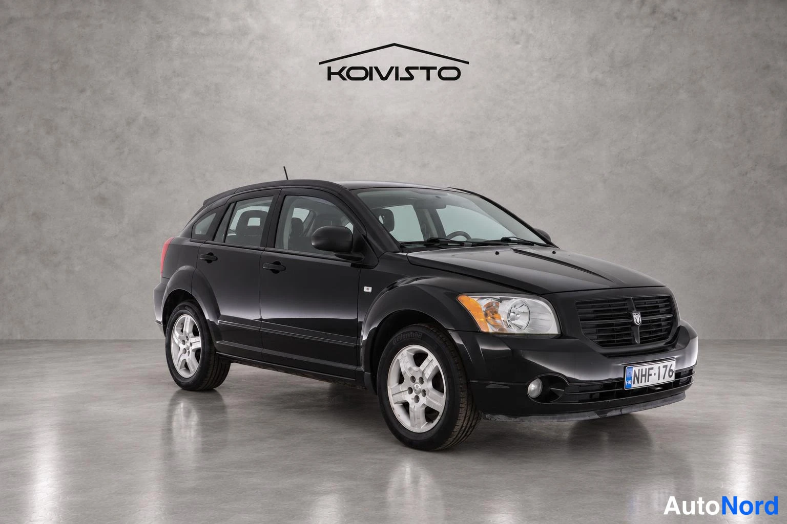 Musta Dodge Caliber 2007, etuviisto, keula oikealle, kuva 2