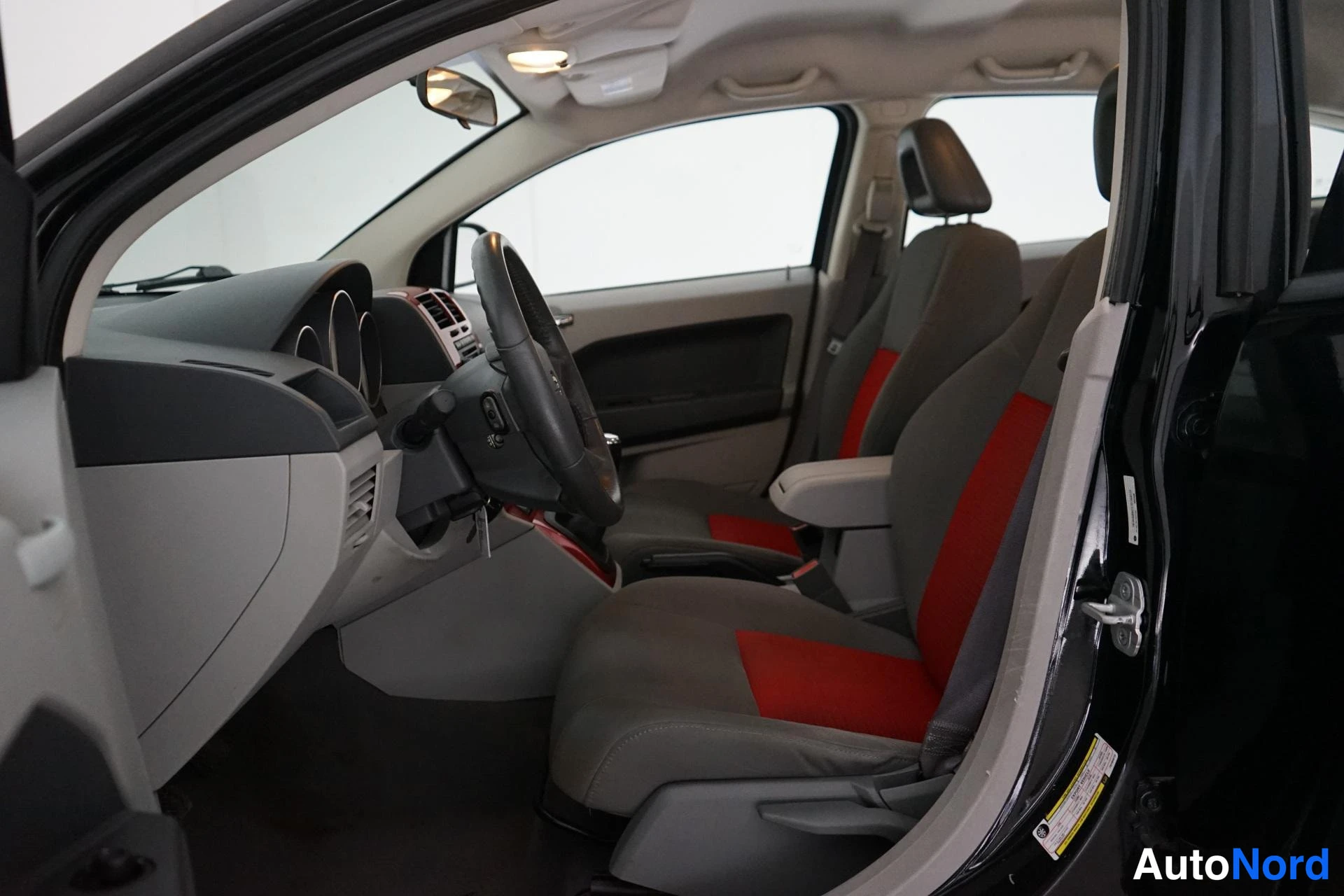Musta Dodge Caliber 2007, ohjaamo, kuva 8