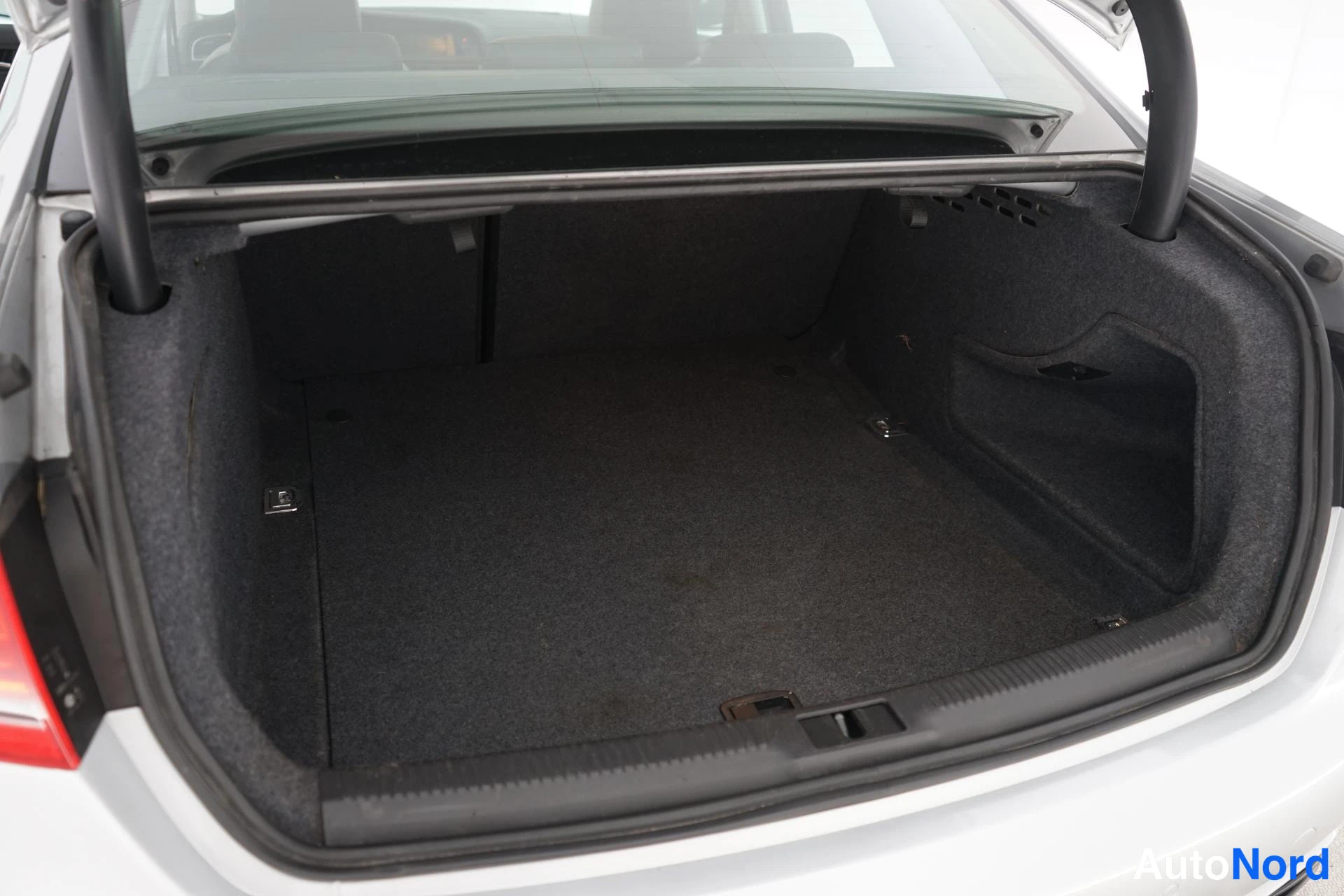 Hopea Audi A4 2008, tavaratila, kuva 11