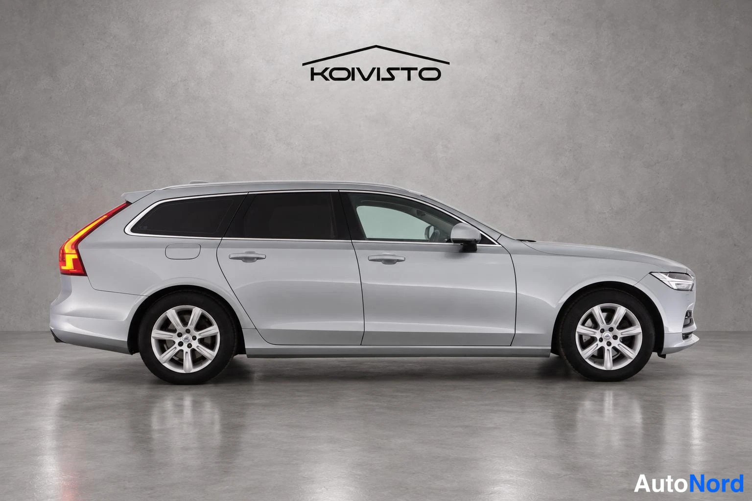 Harmaa Volvo V90 2017, etuviisto, keula oikealle, kuva 3